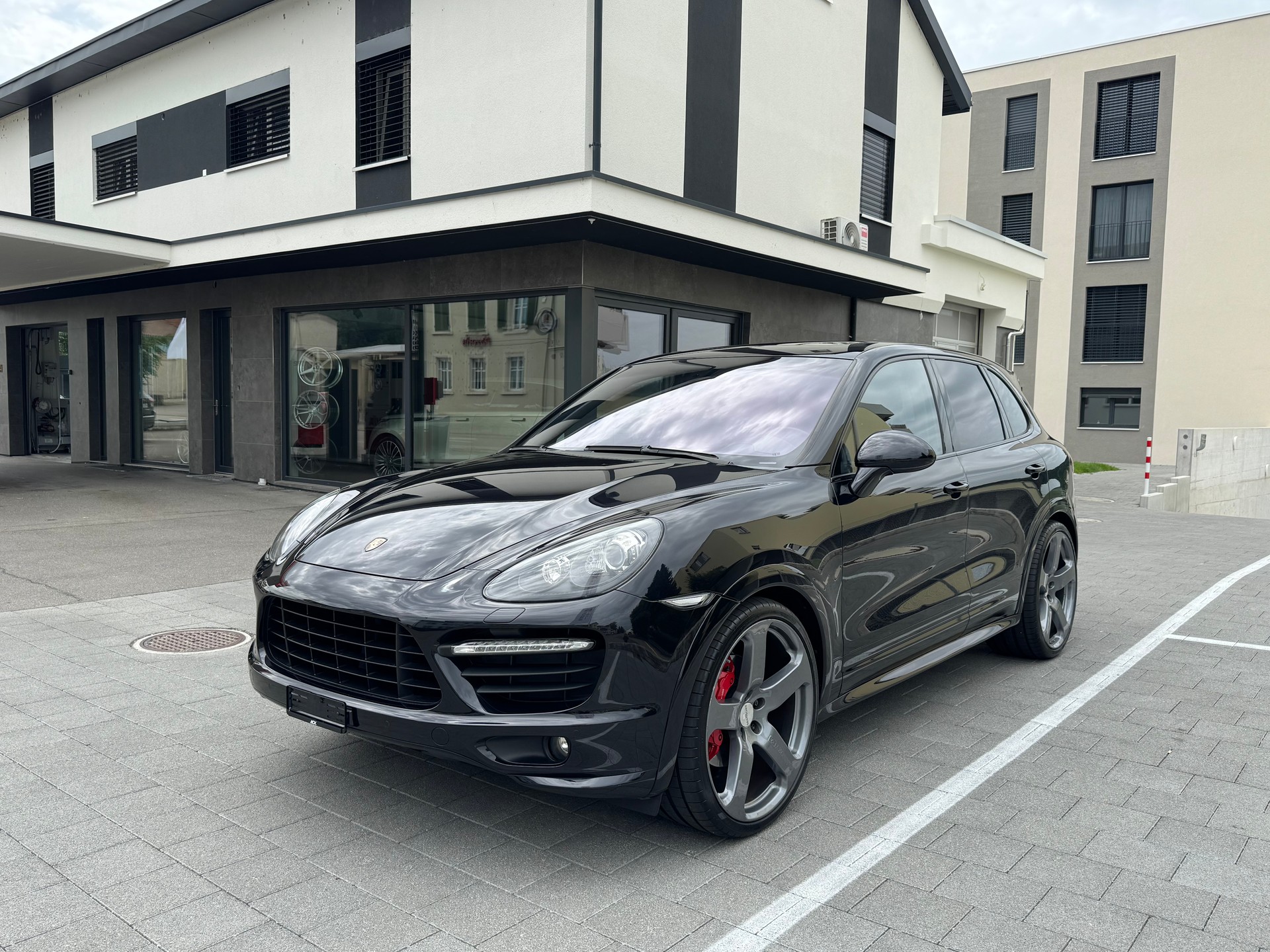 PORSCHE Cayenne GTS *CH-Fahrzeug*inkl. Garantie*Mansory-Felgen*-image-0