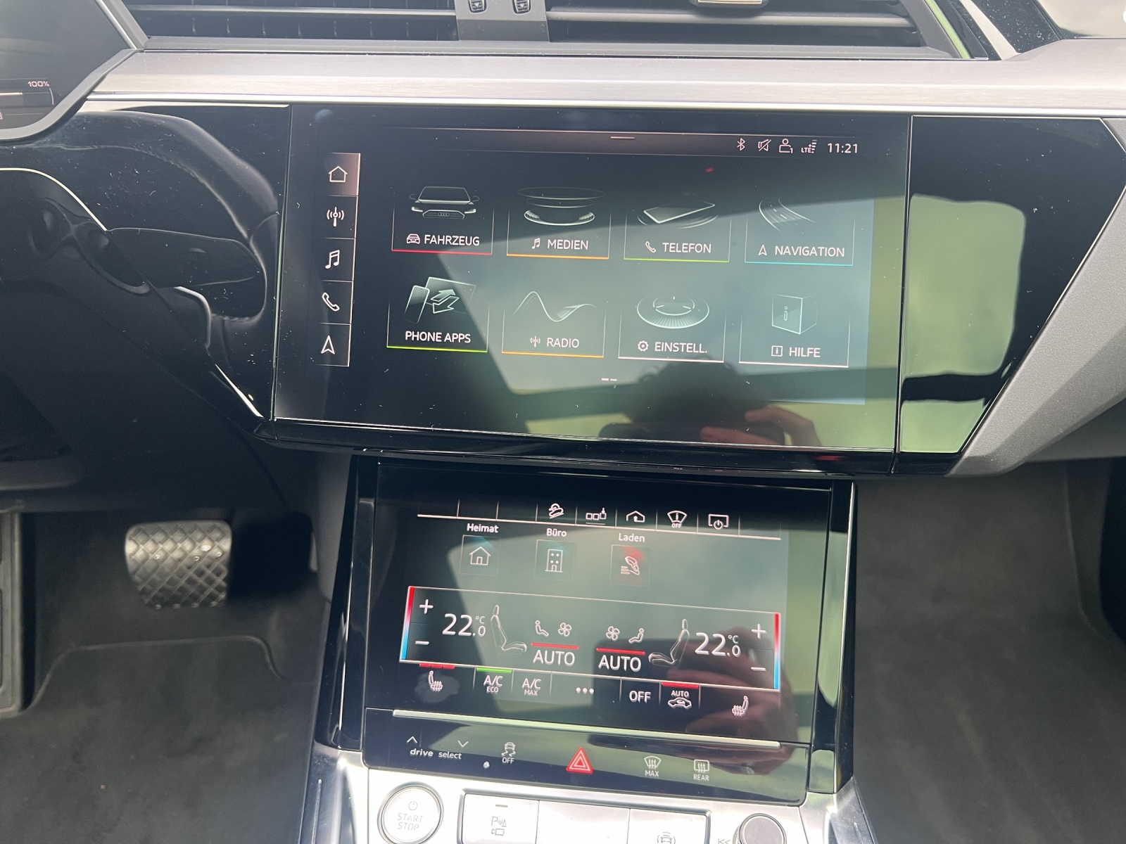 AUDI e-tron 55 Sportback S Line quattro-image-10