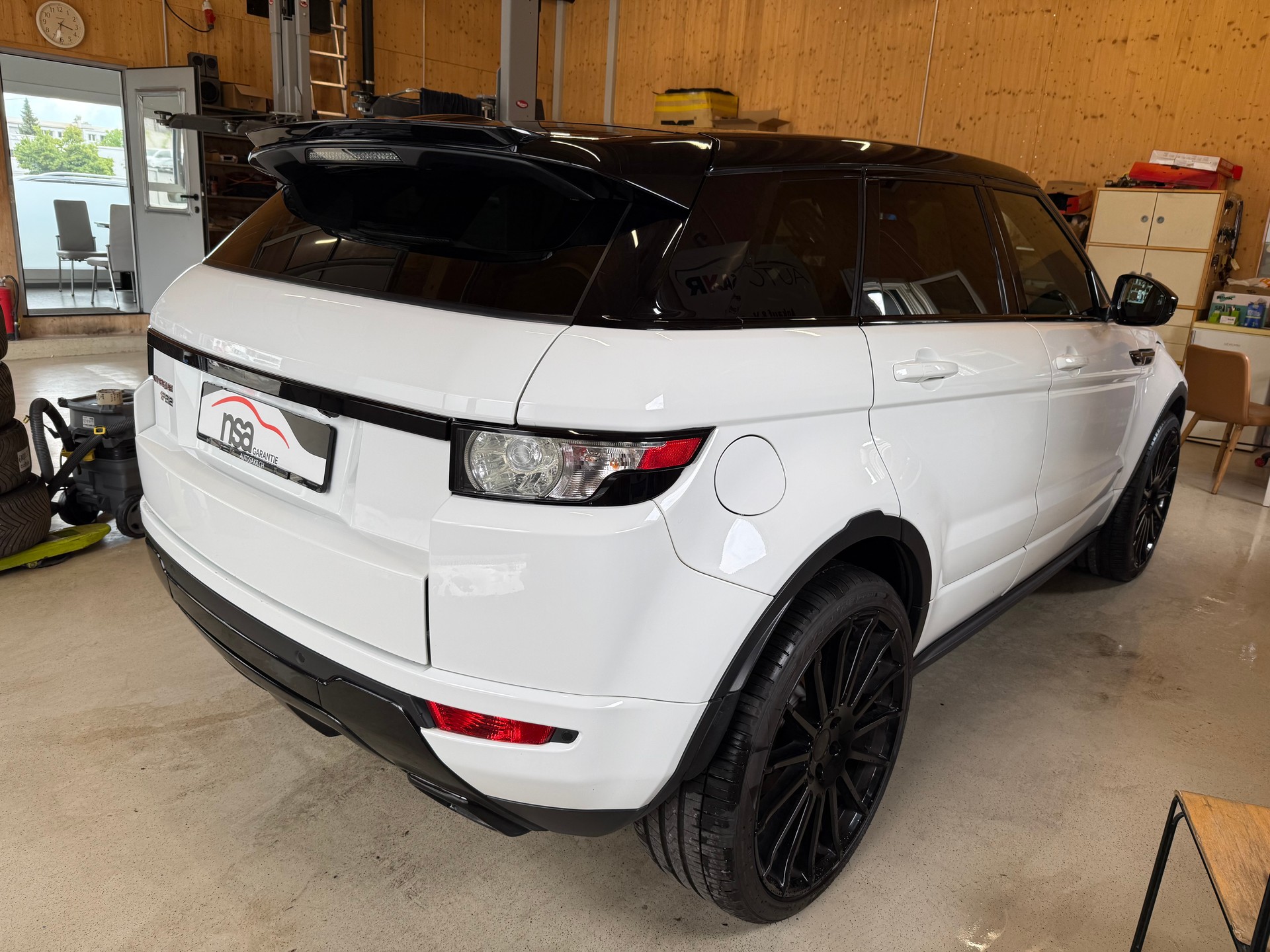 LAND ROVER Range Rover Evoque 2.2 SD4 P212 AT9-image-3