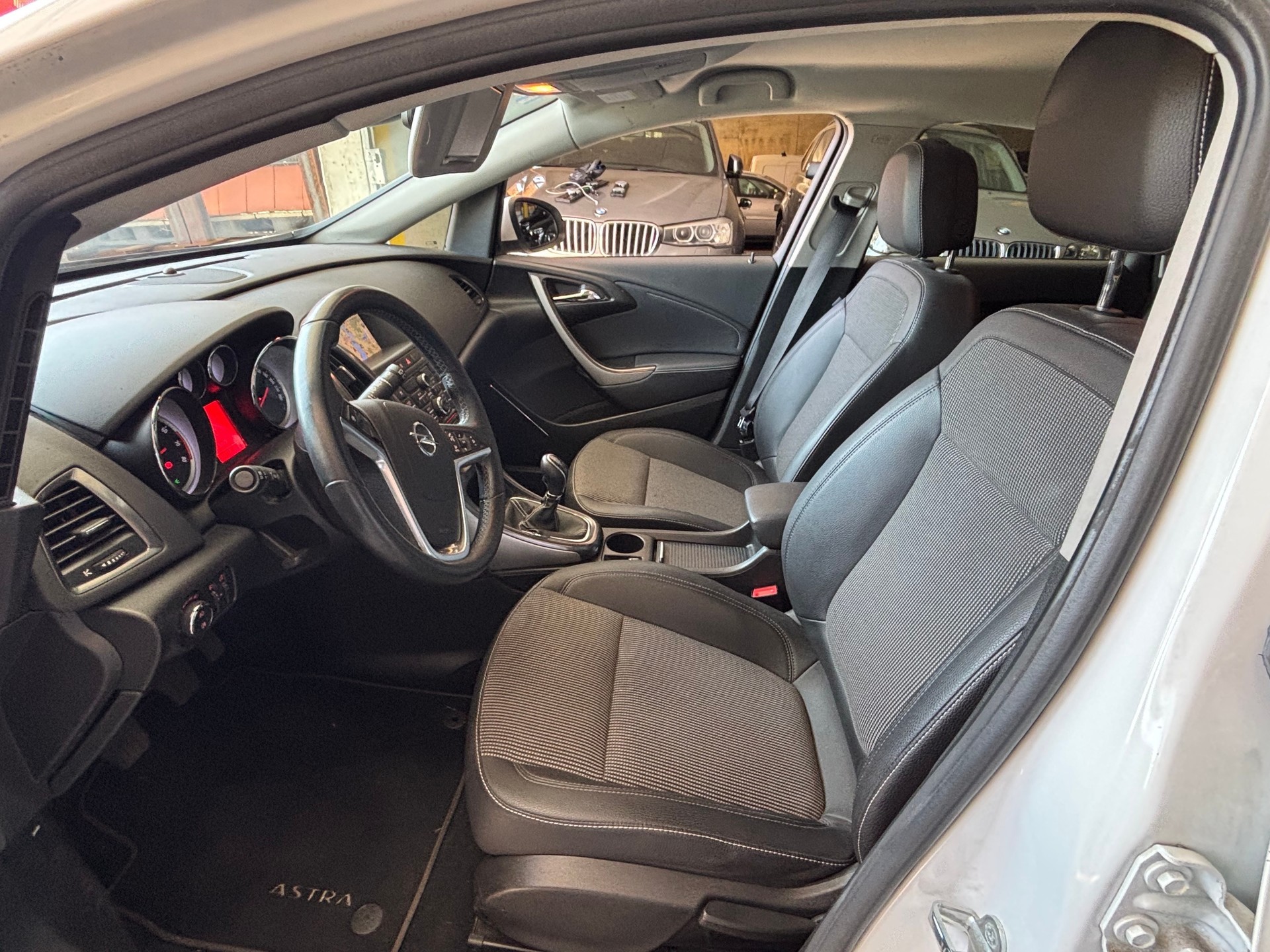 OPEL Astra 1.6i 16V Turbo Cosmo-image-9