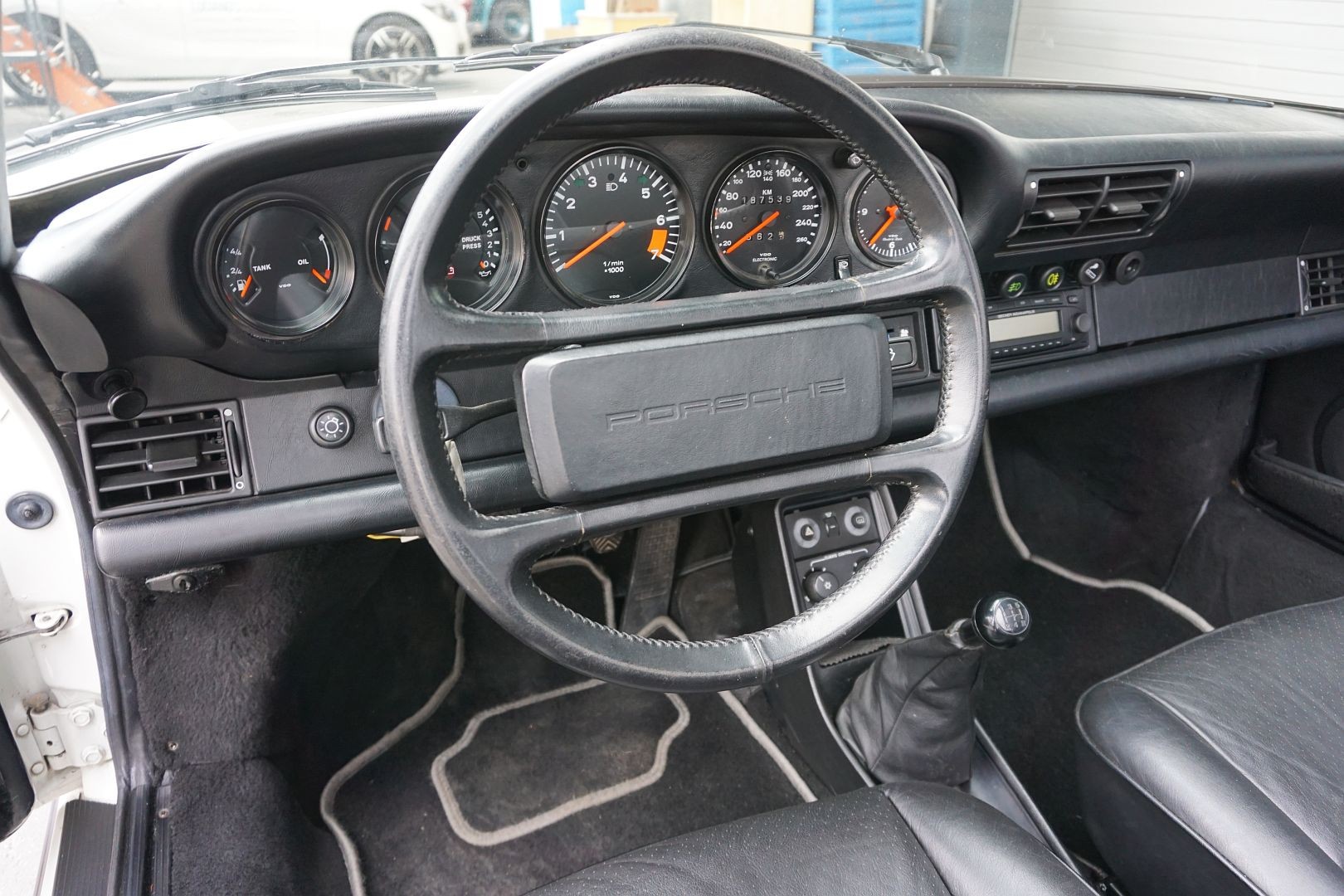 PORSCHE 911 Carrera Cabrio-image-18