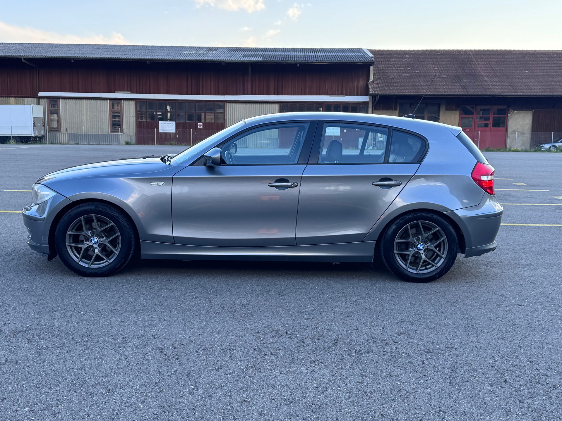 BMW 118i Dynamic Edition-image-5
