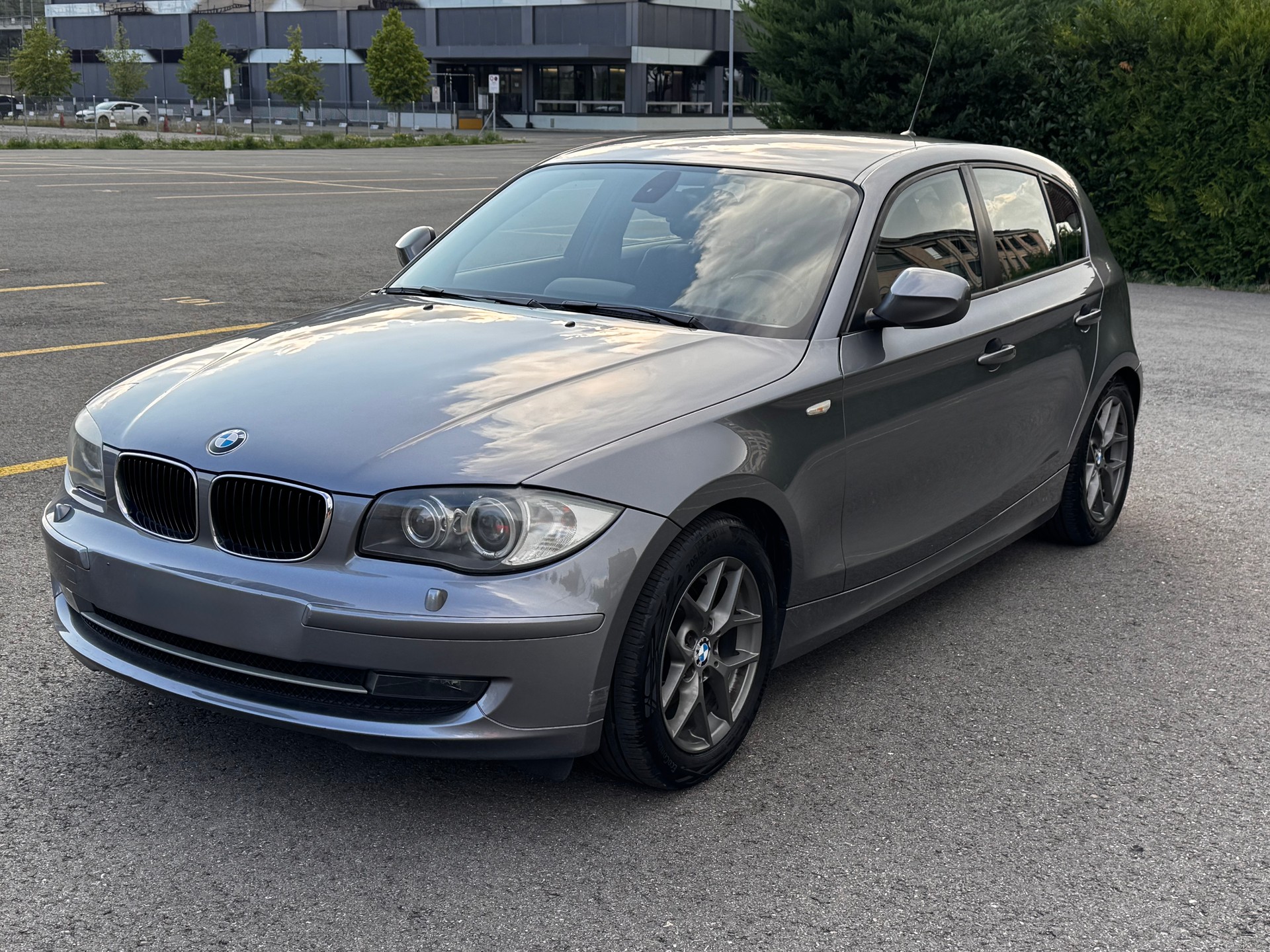 BMW 118i Dynamic Edition-image-0