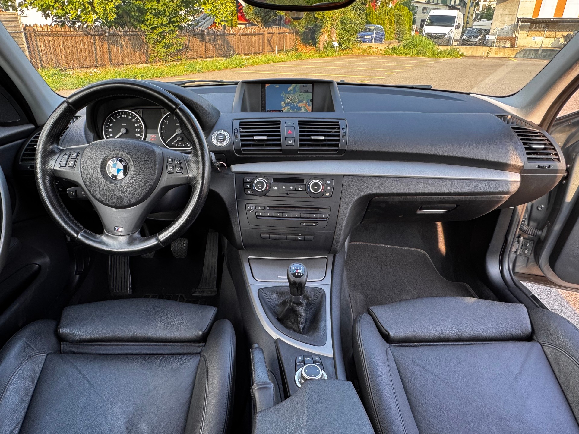 BMW 118i Dynamic Edition-image-6