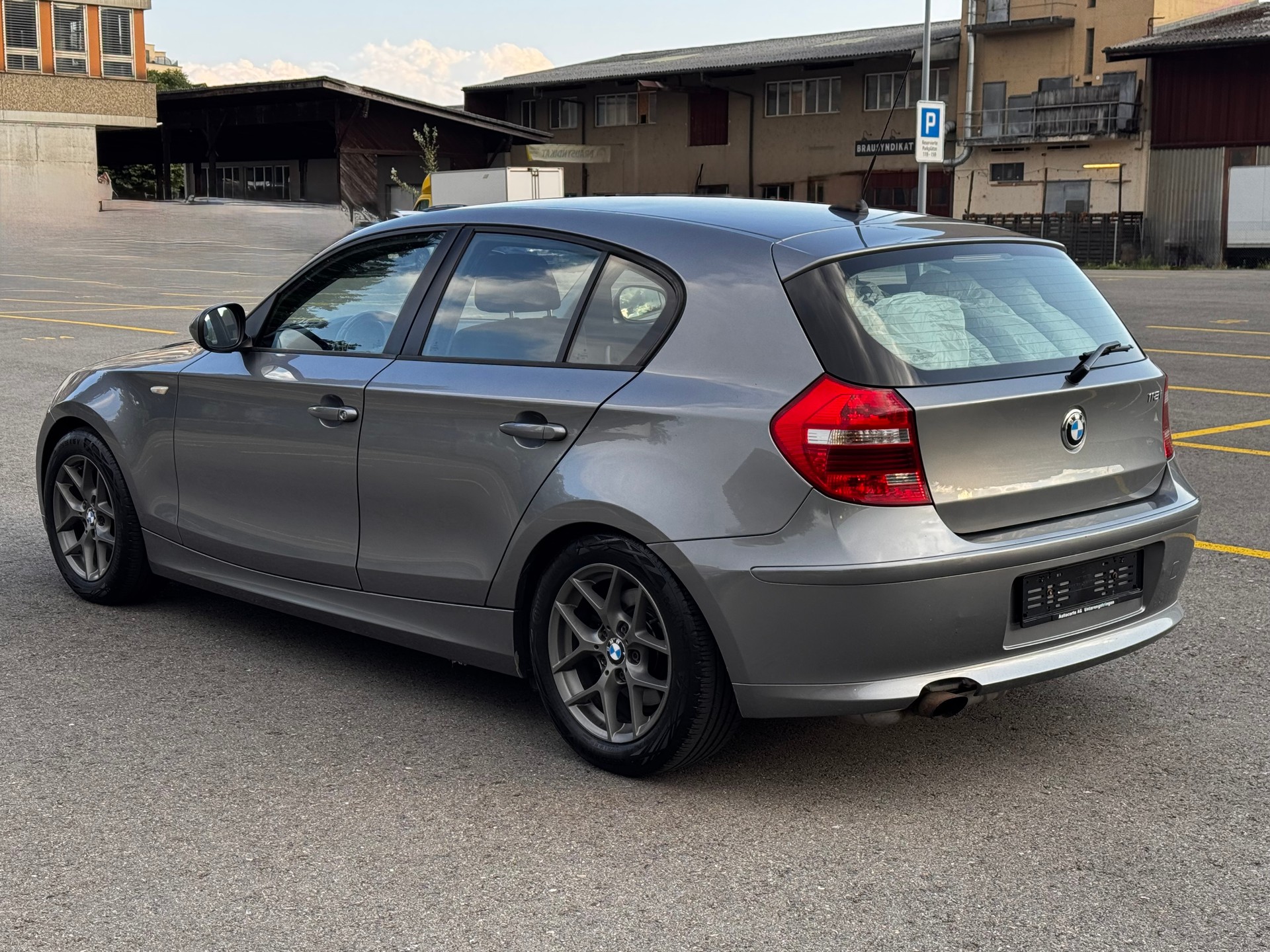 BMW 118i Dynamic Edition-image-3