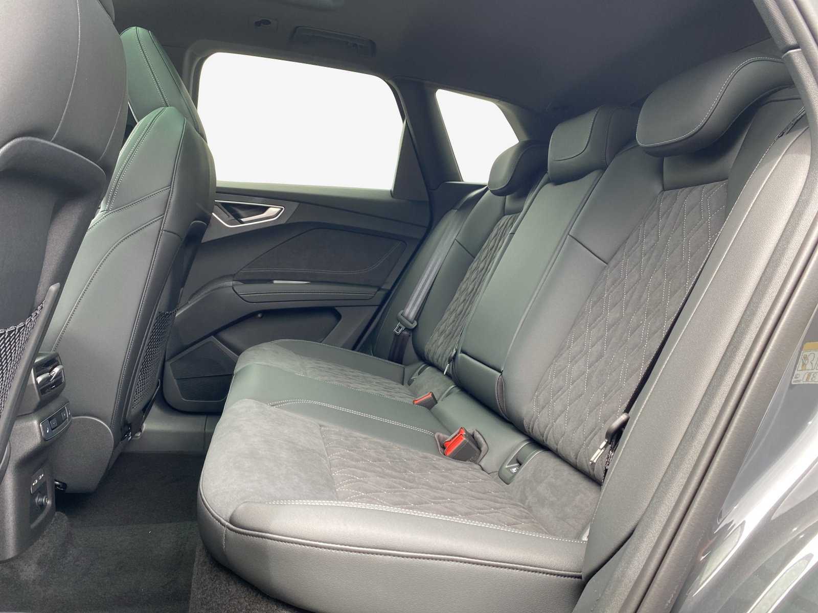 AUDI Q4 e-tron SUV quattro performance-image-11