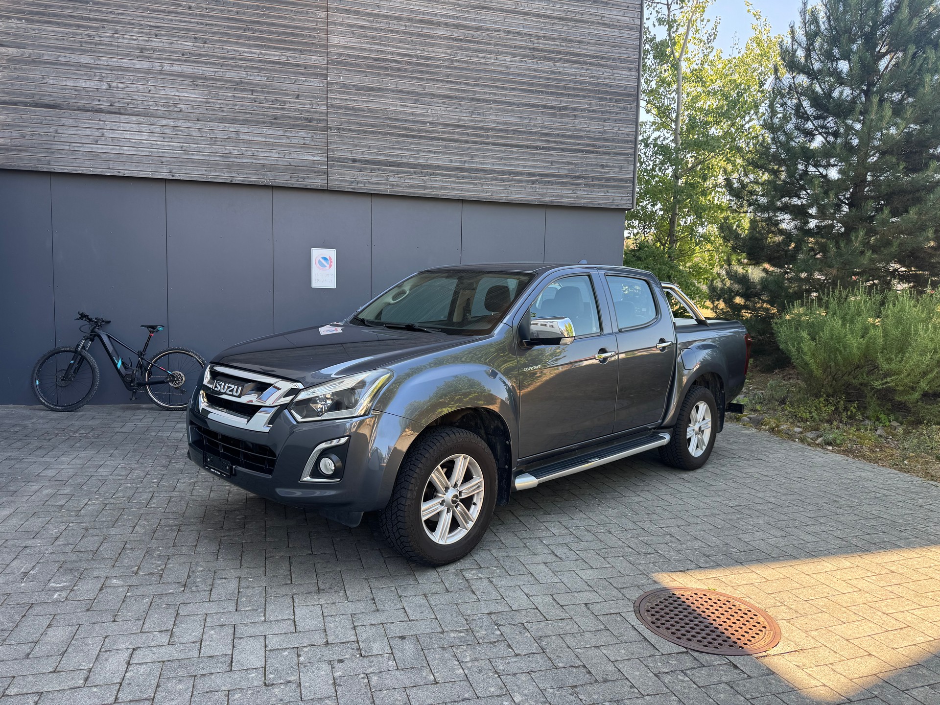 ISUZU D-MAX 1.9 Crew Cab Solar Supernova 4x4 A-image-2