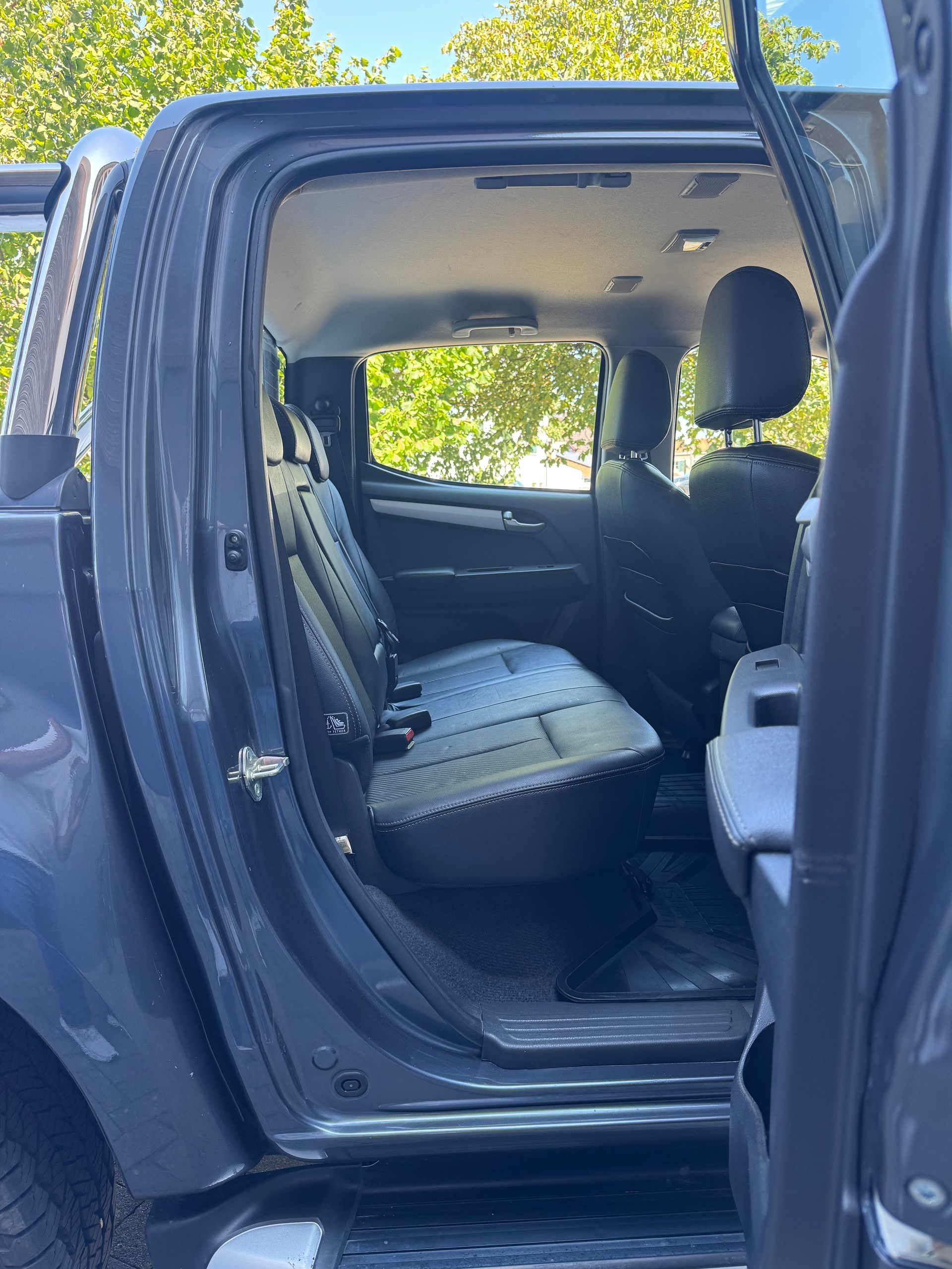 ISUZU D-MAX 1.9 Crew Cab Solar Supernova 4x4 A-image-9