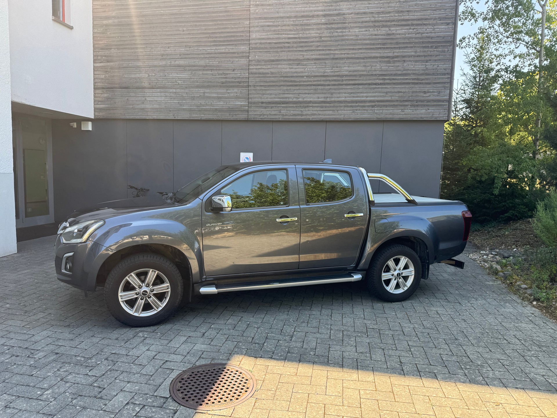 ISUZU D-MAX 1.9 Crew Cab Solar Supernova 4x4 A-image-3