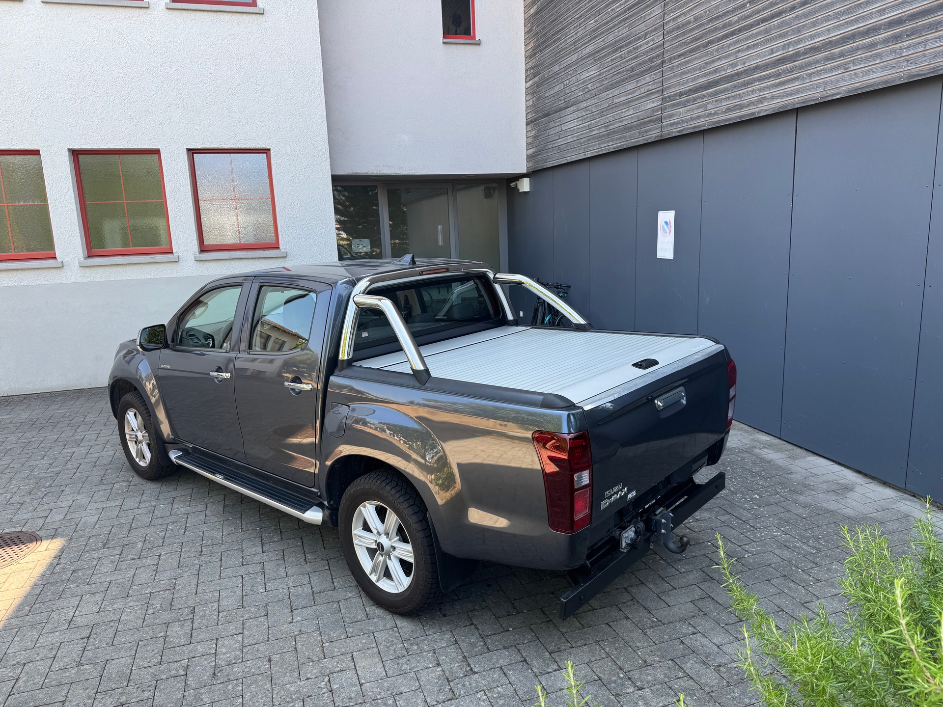 ISUZU D-MAX 1.9 Crew Cab Solar Supernova 4x4 A-image-4