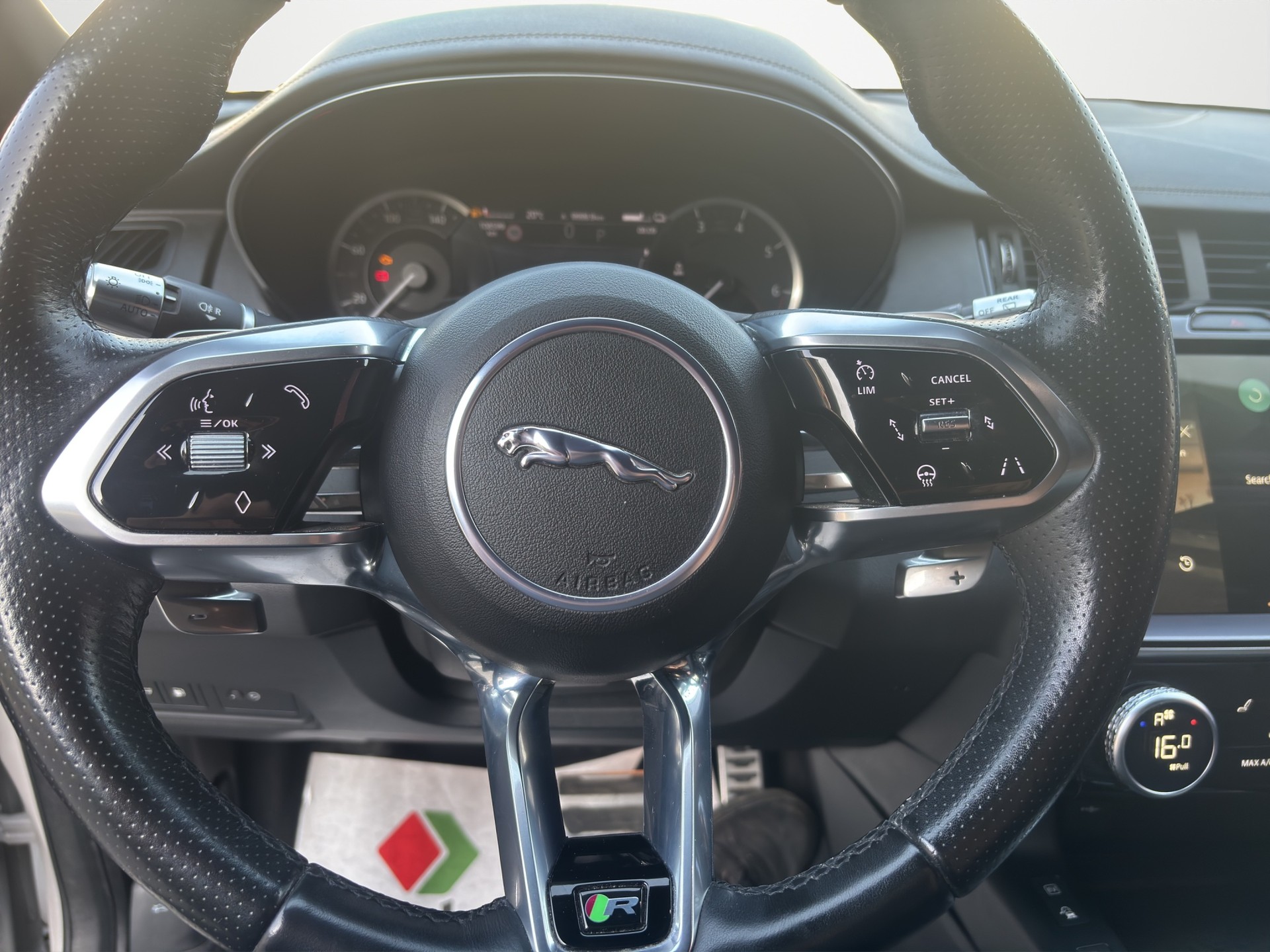 JAGUAR E-Pace 1.5 P300e R-Dynamic AWD SE-image-9