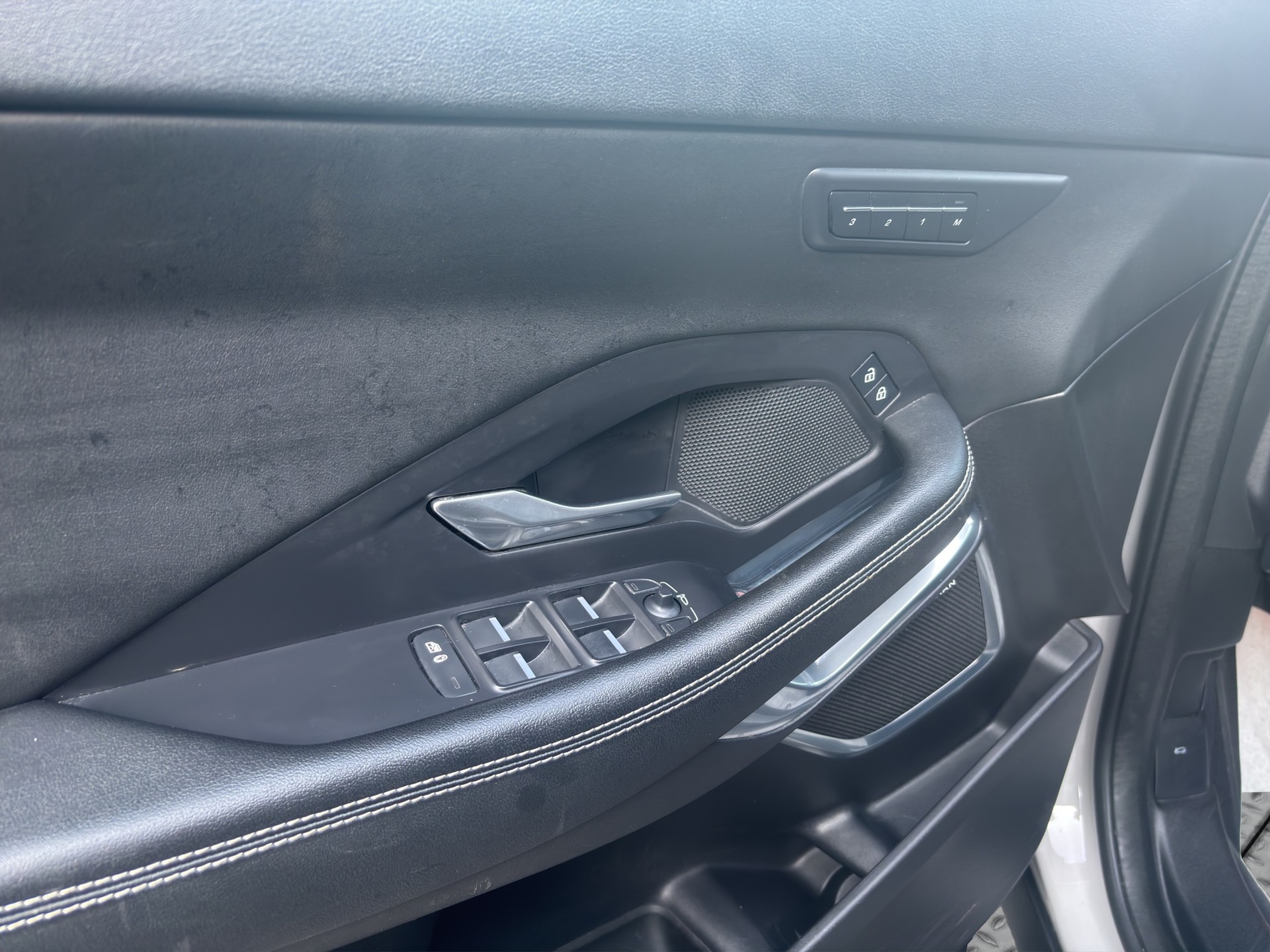 JAGUAR E-Pace 1.5 P300e R-Dynamic AWD SE-image-18