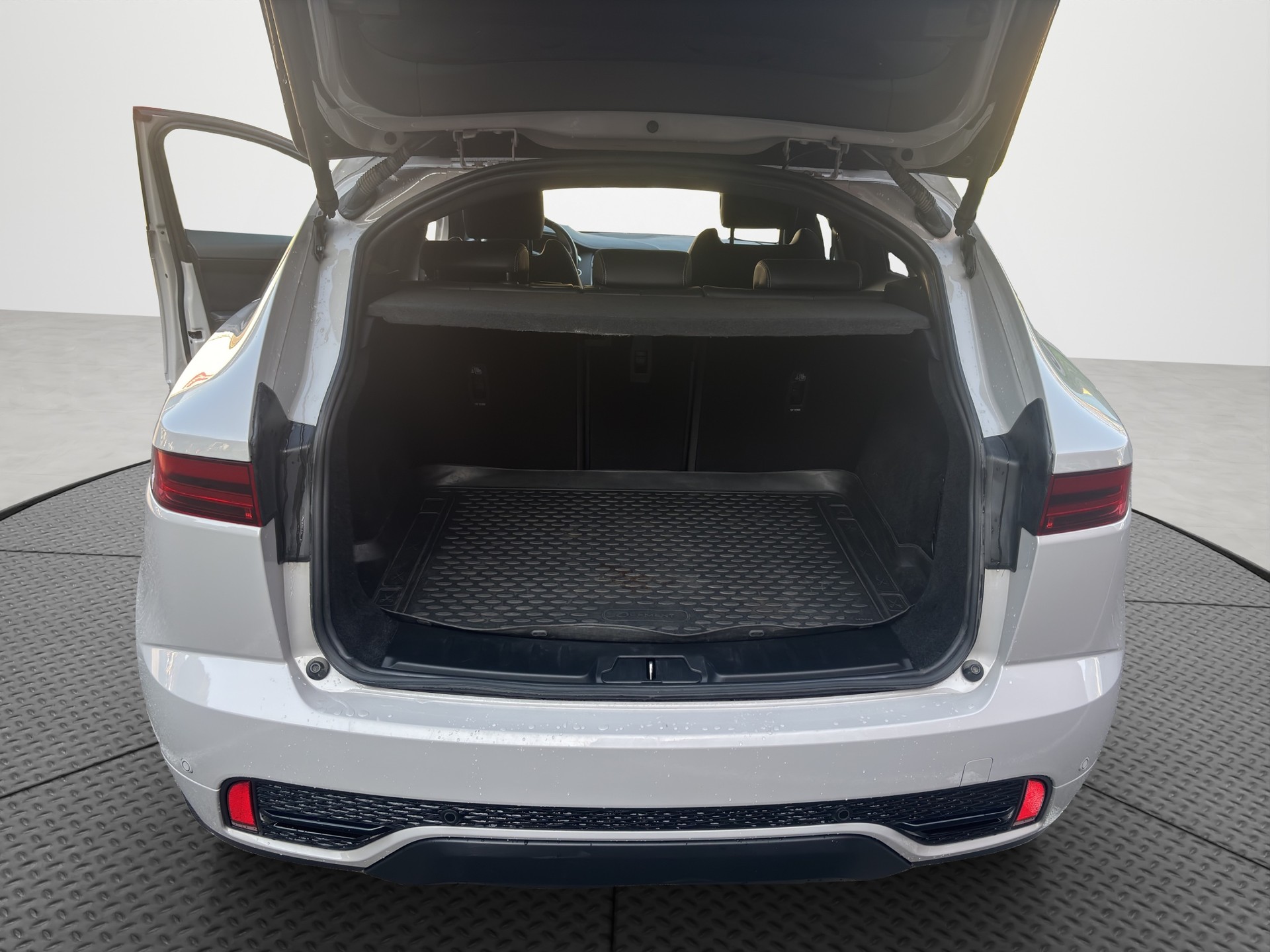 JAGUAR E-Pace 1.5 P300e R-Dynamic AWD SE-image-14