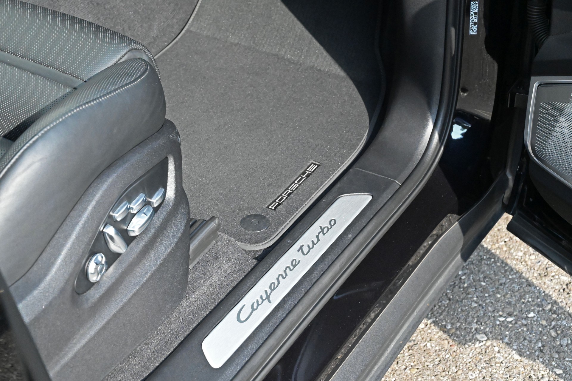 PORSCHE Cayenne Turbo-image-28