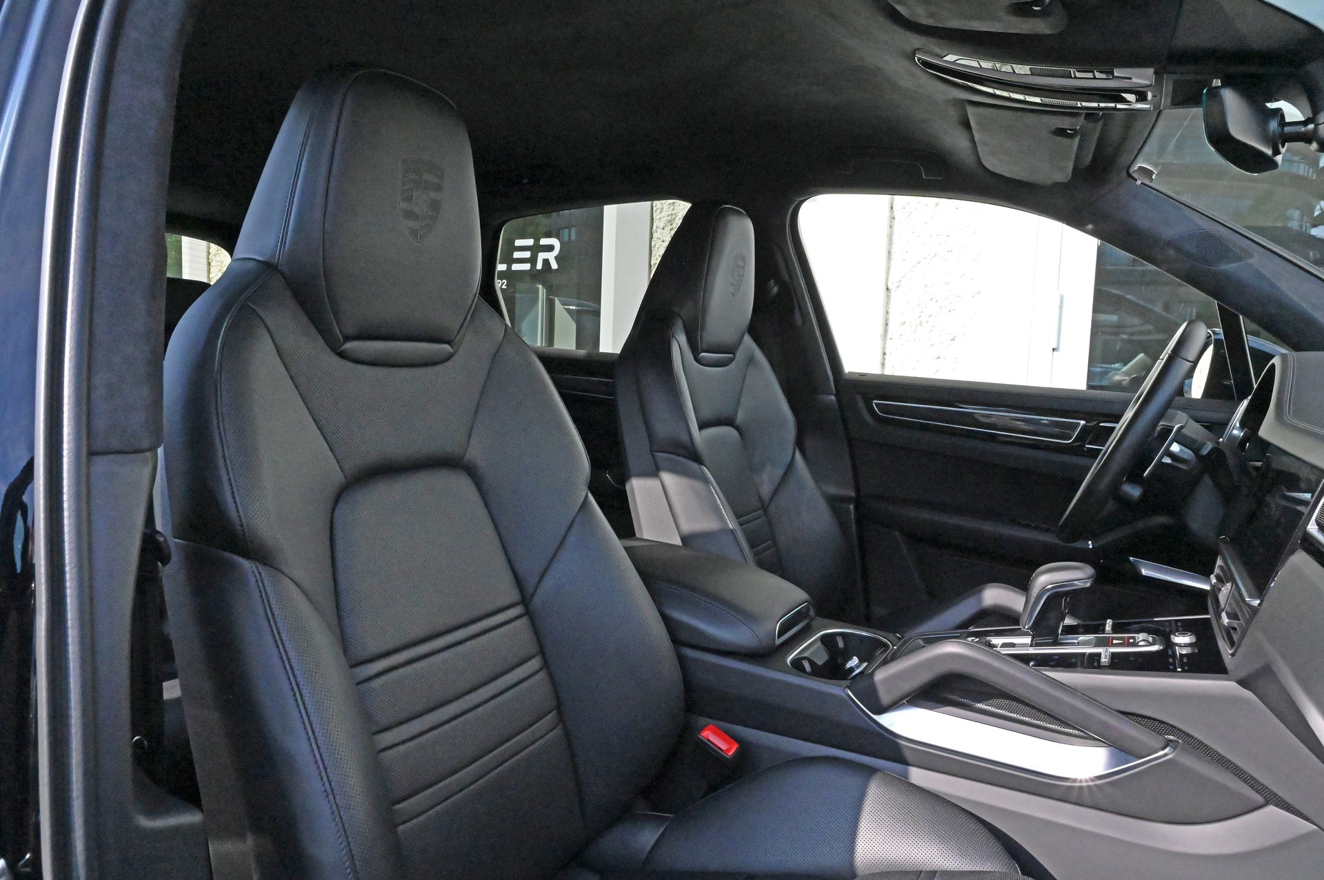 PORSCHE Cayenne Turbo-image-25