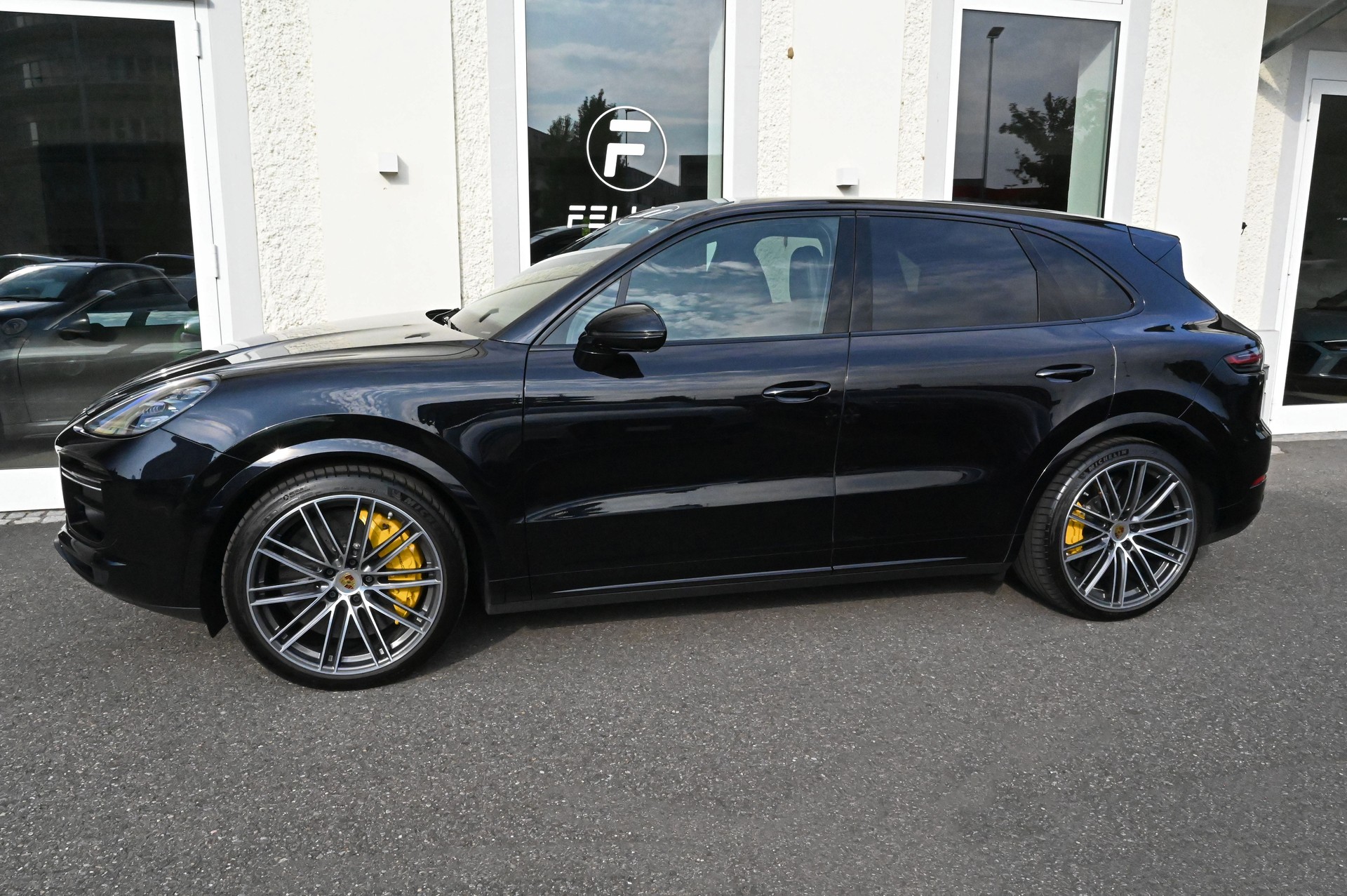 PORSCHE Cayenne Turbo-image-5