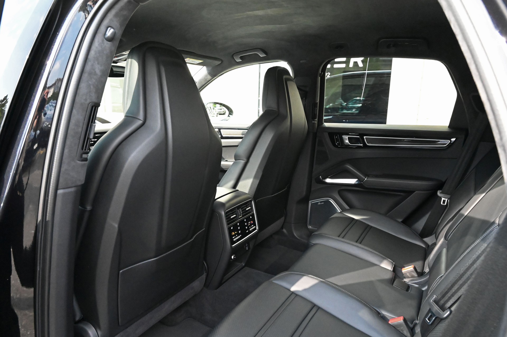 PORSCHE Cayenne Turbo-image-18