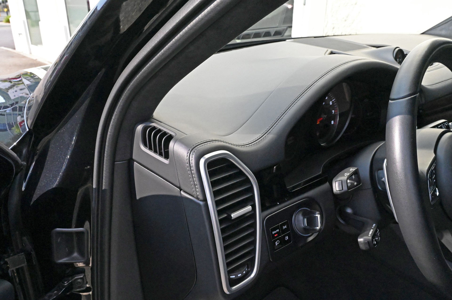 PORSCHE Cayenne Turbo-image-12