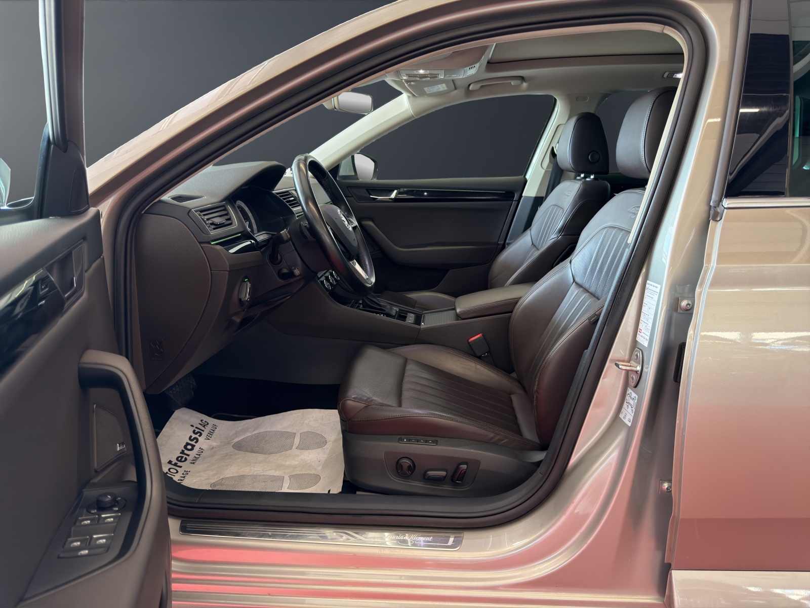 SKODA Superb Combi 2.0 TSI L&K DSG 4x4-image-13