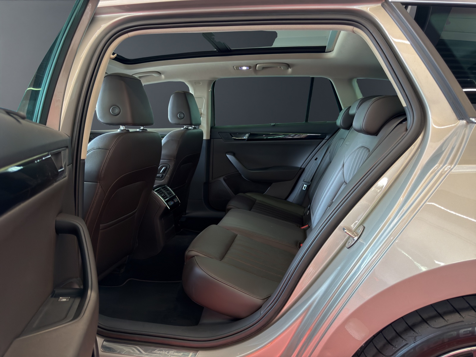 SKODA Superb Combi 2.0 TSI L&K DSG 4x4-image-29