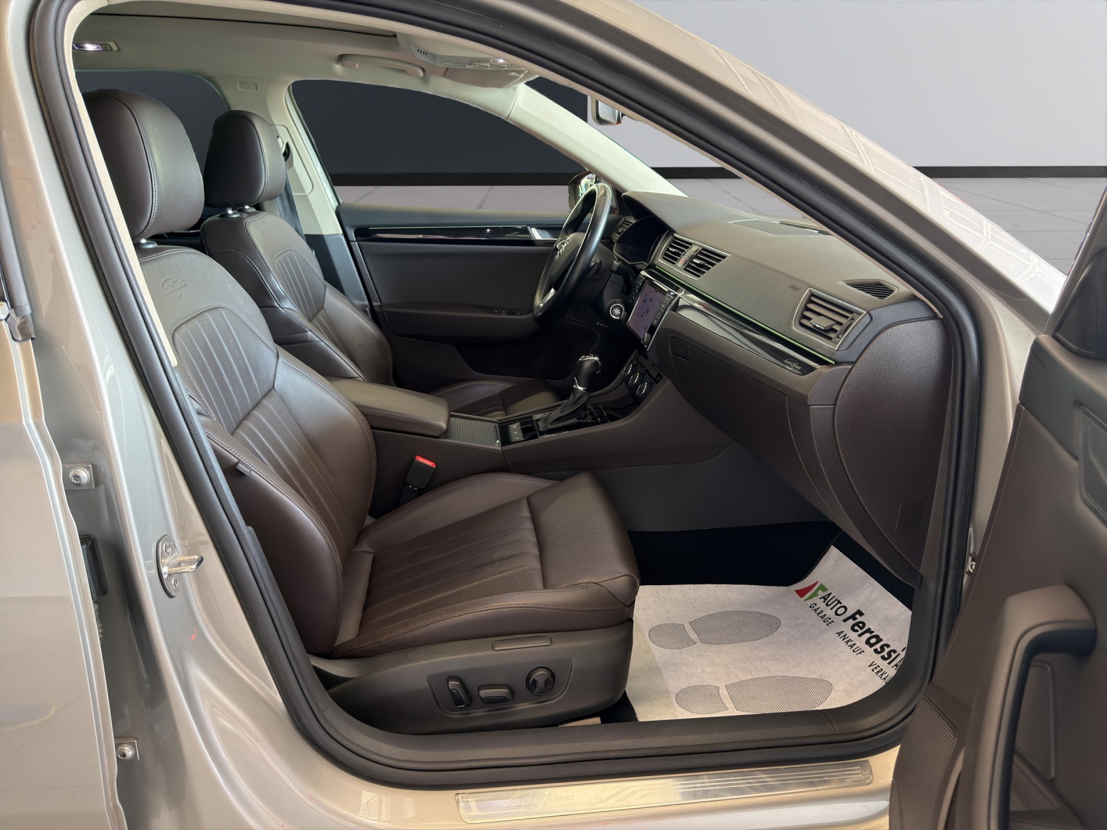 SKODA Superb Combi 2.0 TSI L&K DSG 4x4-image-28