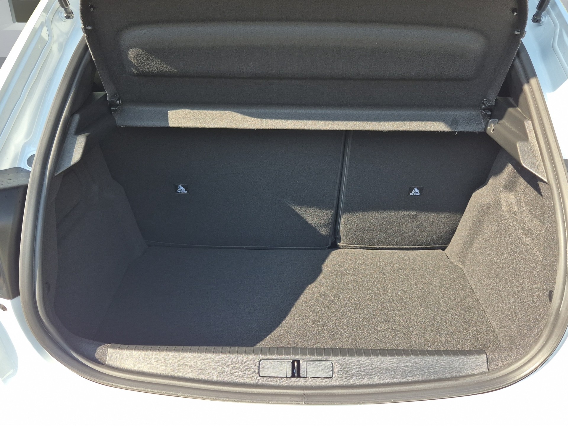 PEUGEOT 208 1.2 Hybrid 145 GT Exclusive-image-17