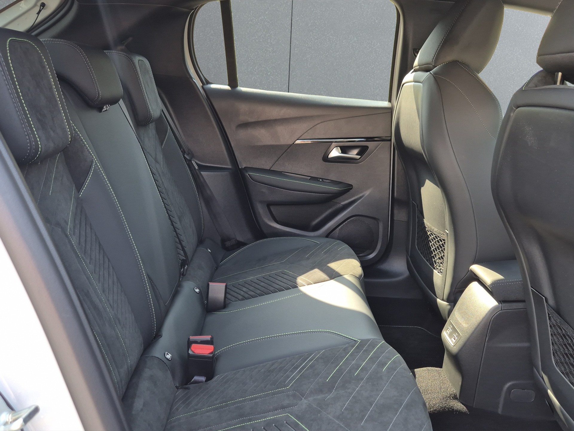 PEUGEOT 208 1.2 Hybrid 145 GT Exclusive-image-16