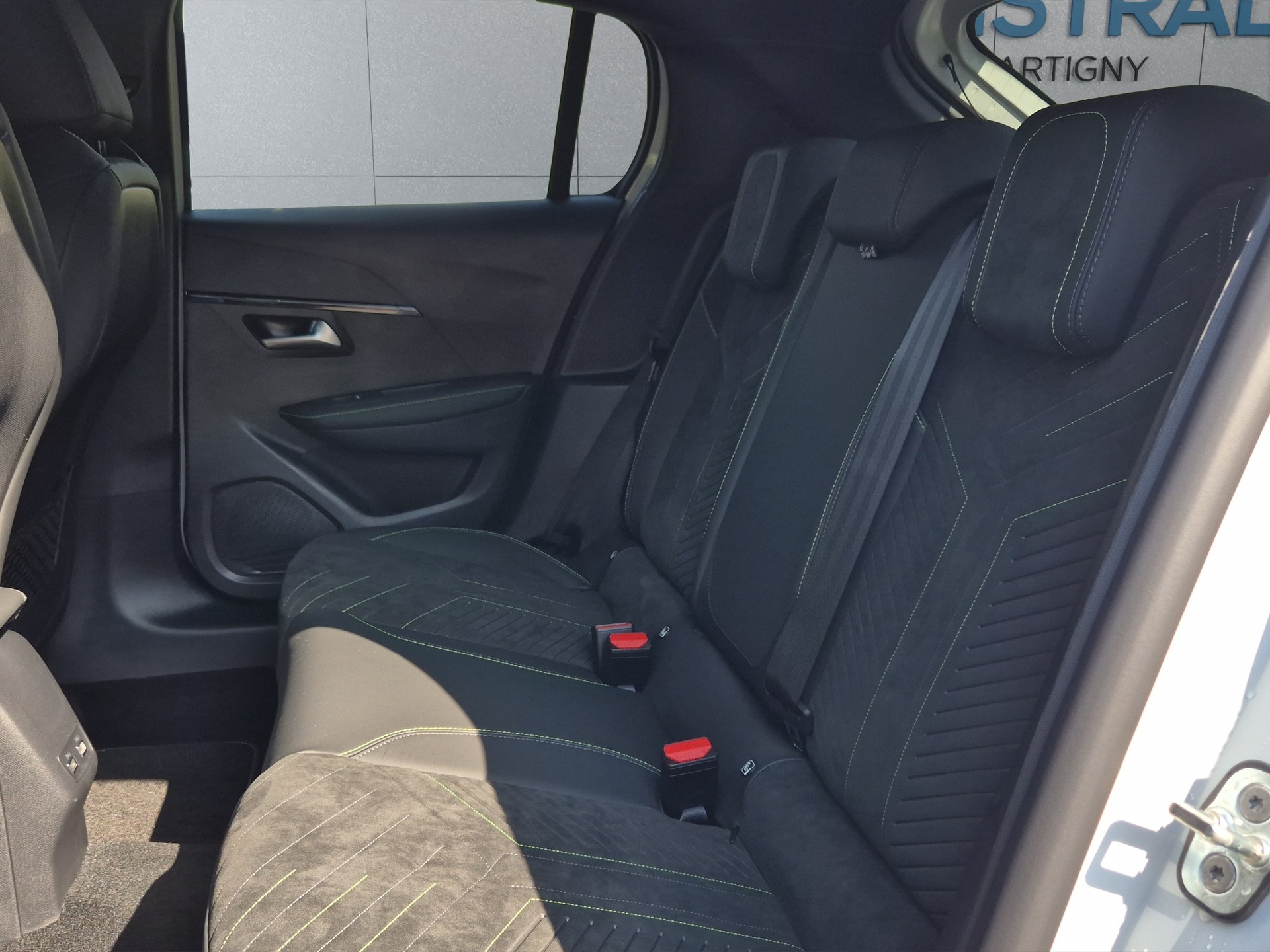 PEUGEOT 208 1.2 Hybrid 145 GT Exclusive-image-11