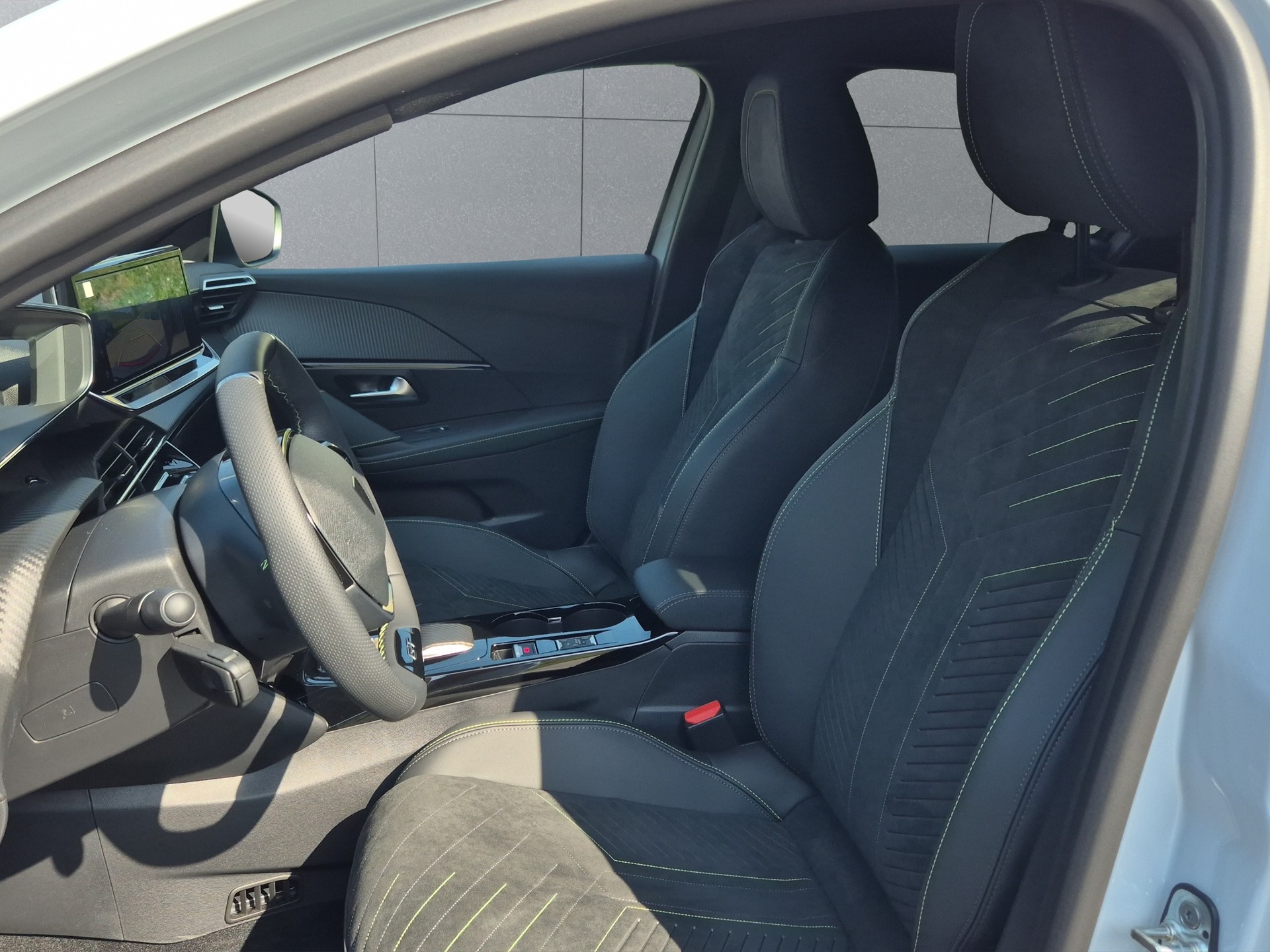PEUGEOT 208 1.2 Hybrid 145 GT Exclusive-image-8