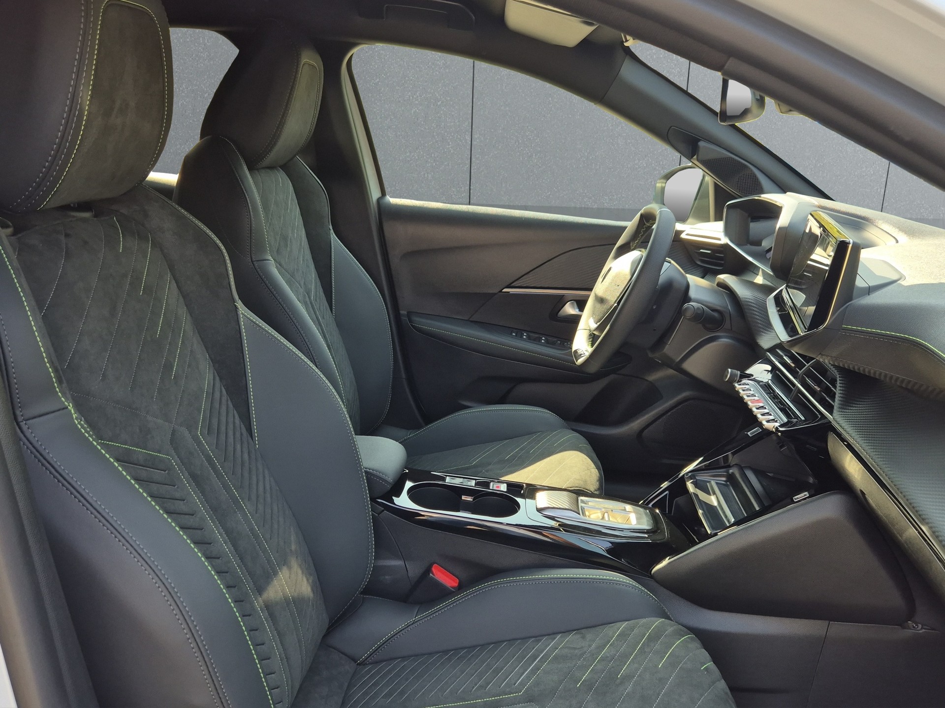 PEUGEOT 208 1.2 Hybrid 145 GT Exclusive-image-15