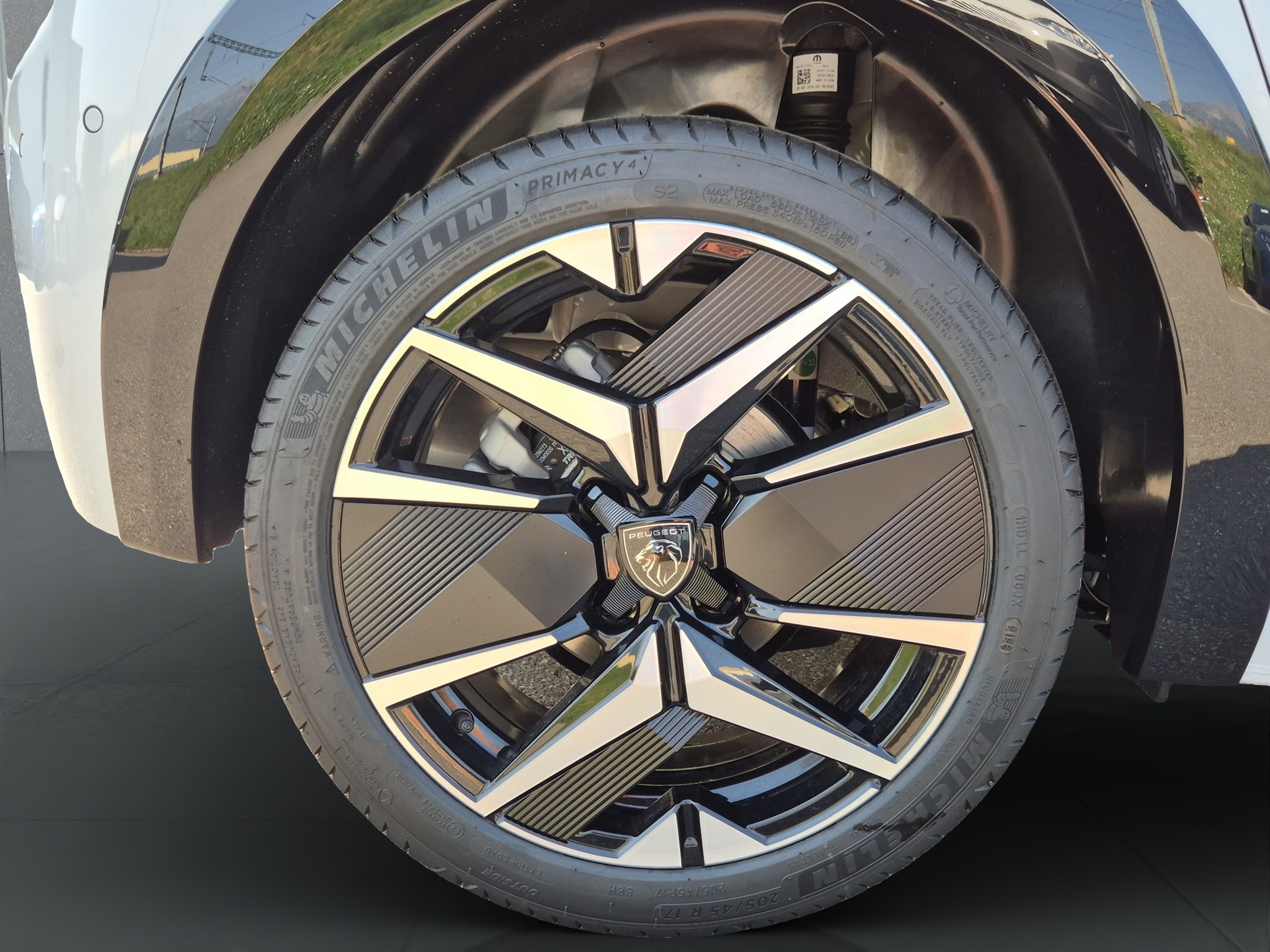 PEUGEOT 208 1.2 Hybrid 145 GT Exclusive-image-18