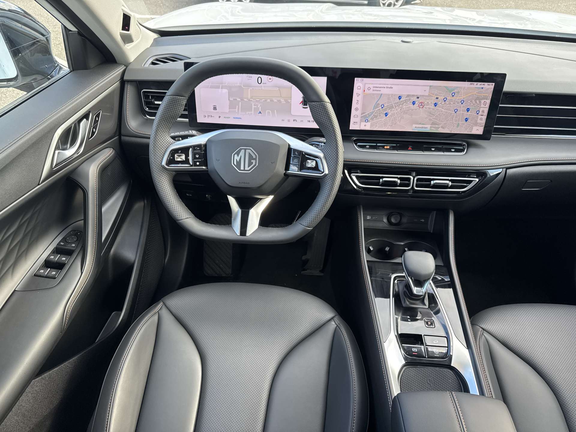 MG HS 1.5 T HEV+ Luxury 224PS Automat-image-4