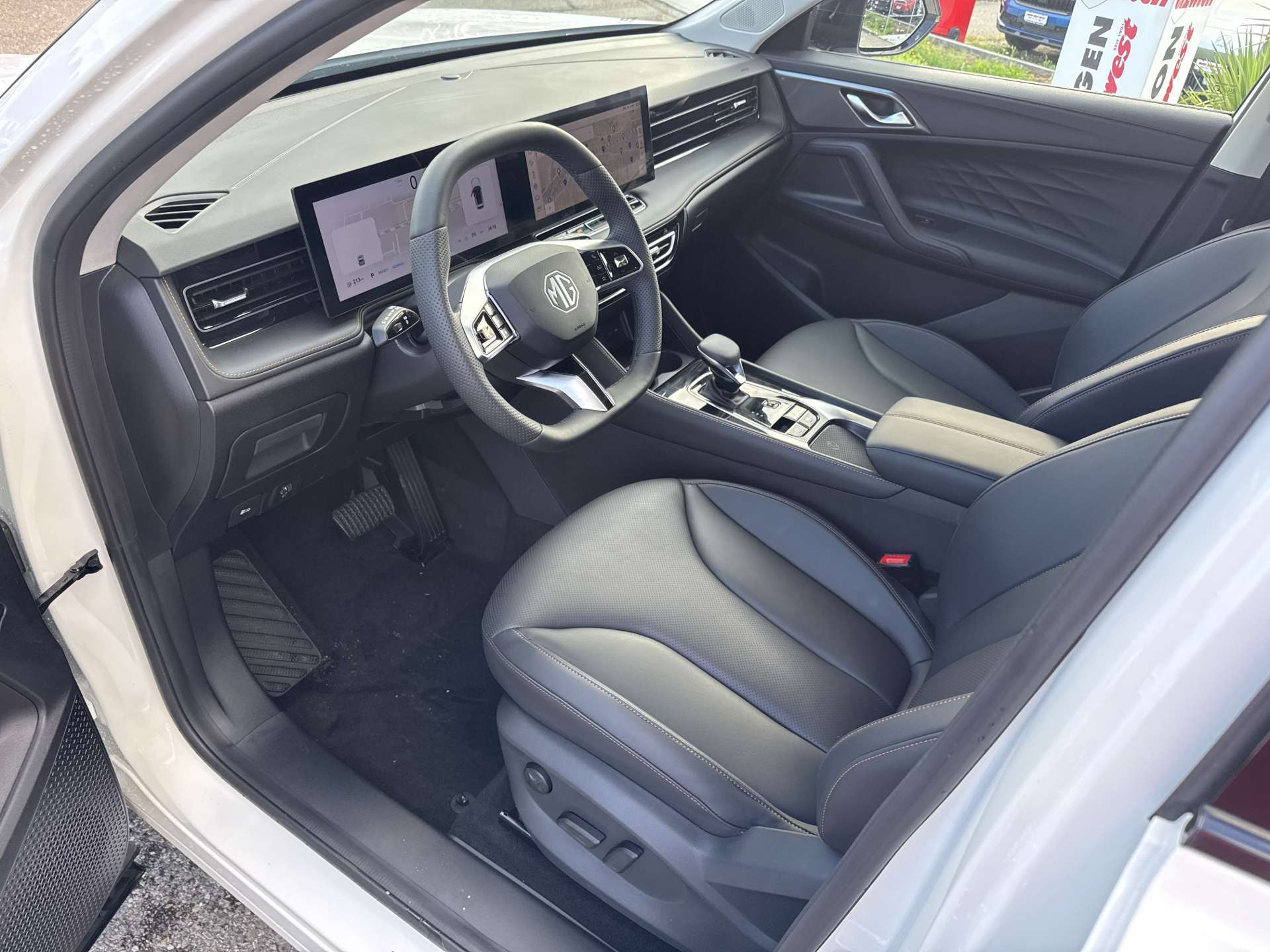 MG HS 1.5 T HEV+ Luxury 224PS Automat-image-5