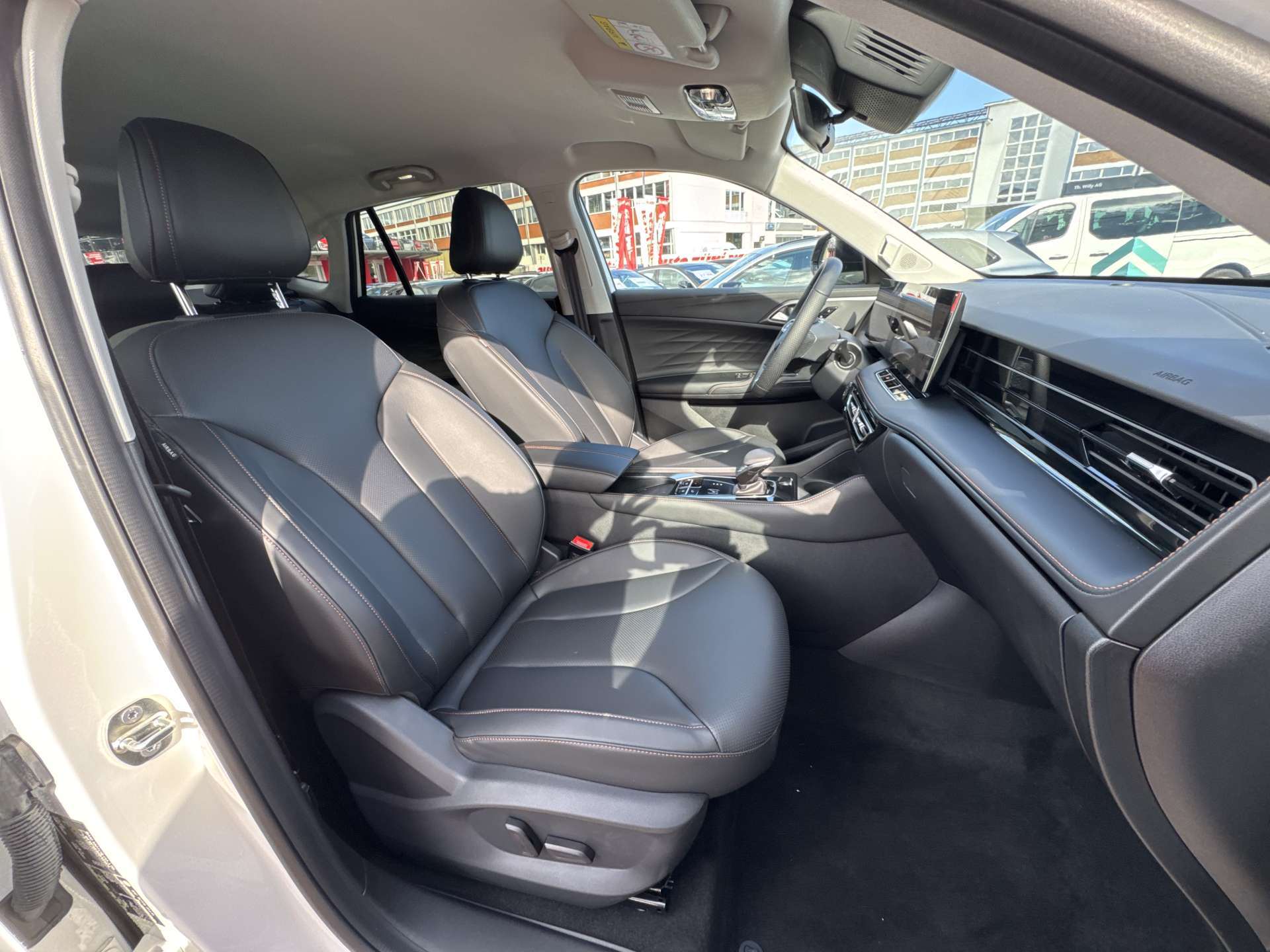 MG HS 1.5 T HEV+ Luxury 224PS Automat-image-12