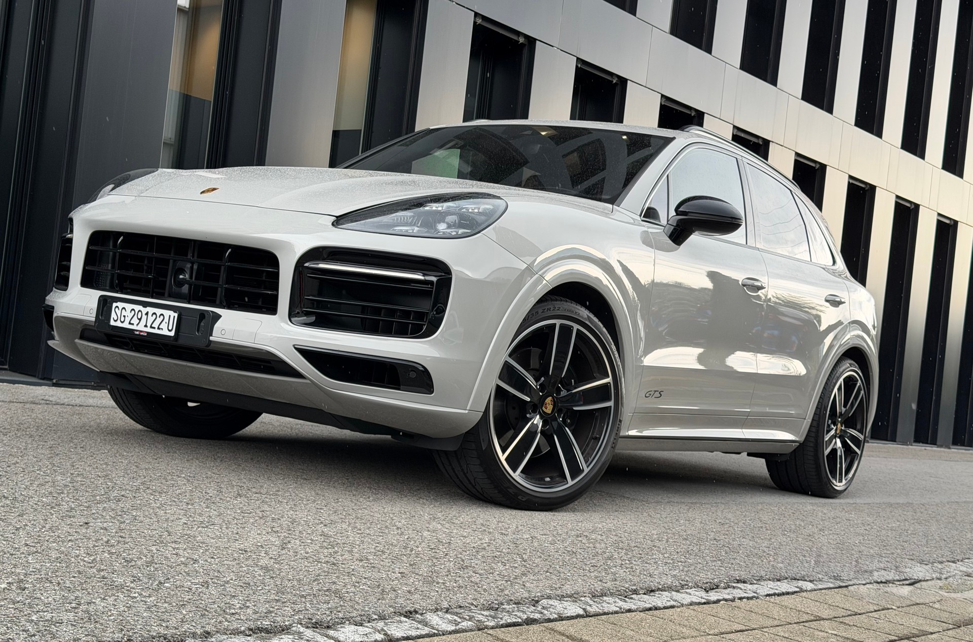 PORSCHE Cayenne GTS / ♦️V8 Motor*seltene Farbe Kreide*Topausstattung♦️-image-2