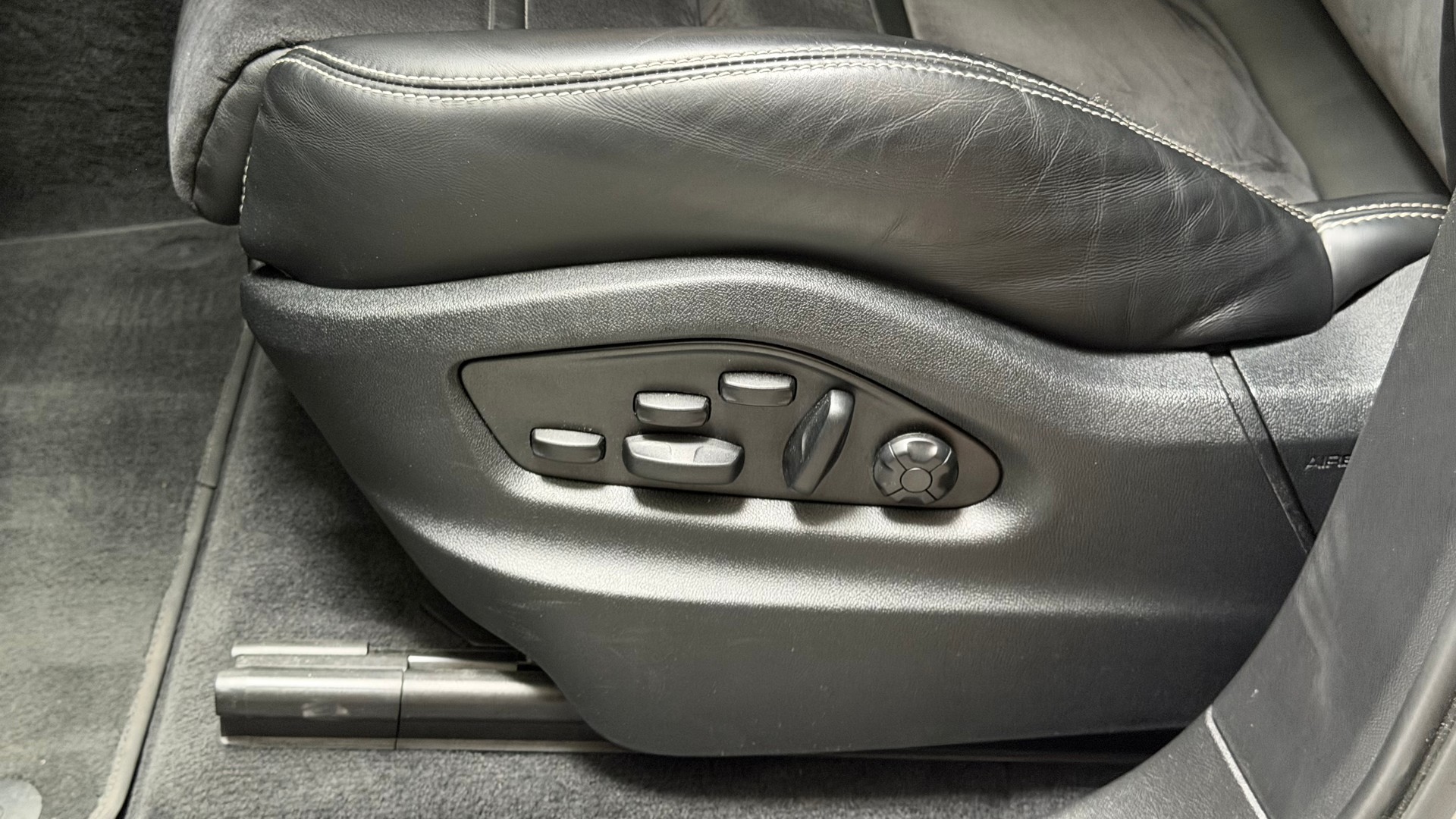 PORSCHE Cayenne GTS / ♦️V8 Motor*seltene Farbe Kreide*Topausstattung♦️-image-30