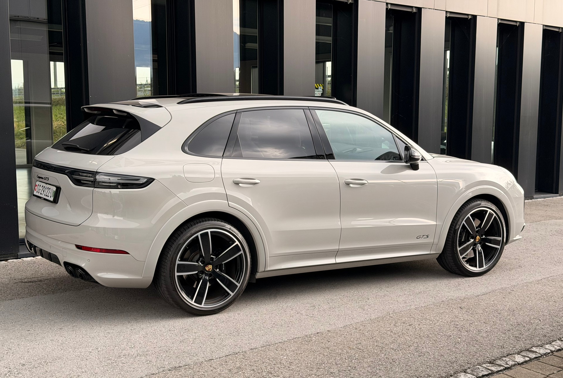 PORSCHE Cayenne GTS / ♦️V8 Motor*seltene Farbe Kreide*Topausstattung♦️-image-9