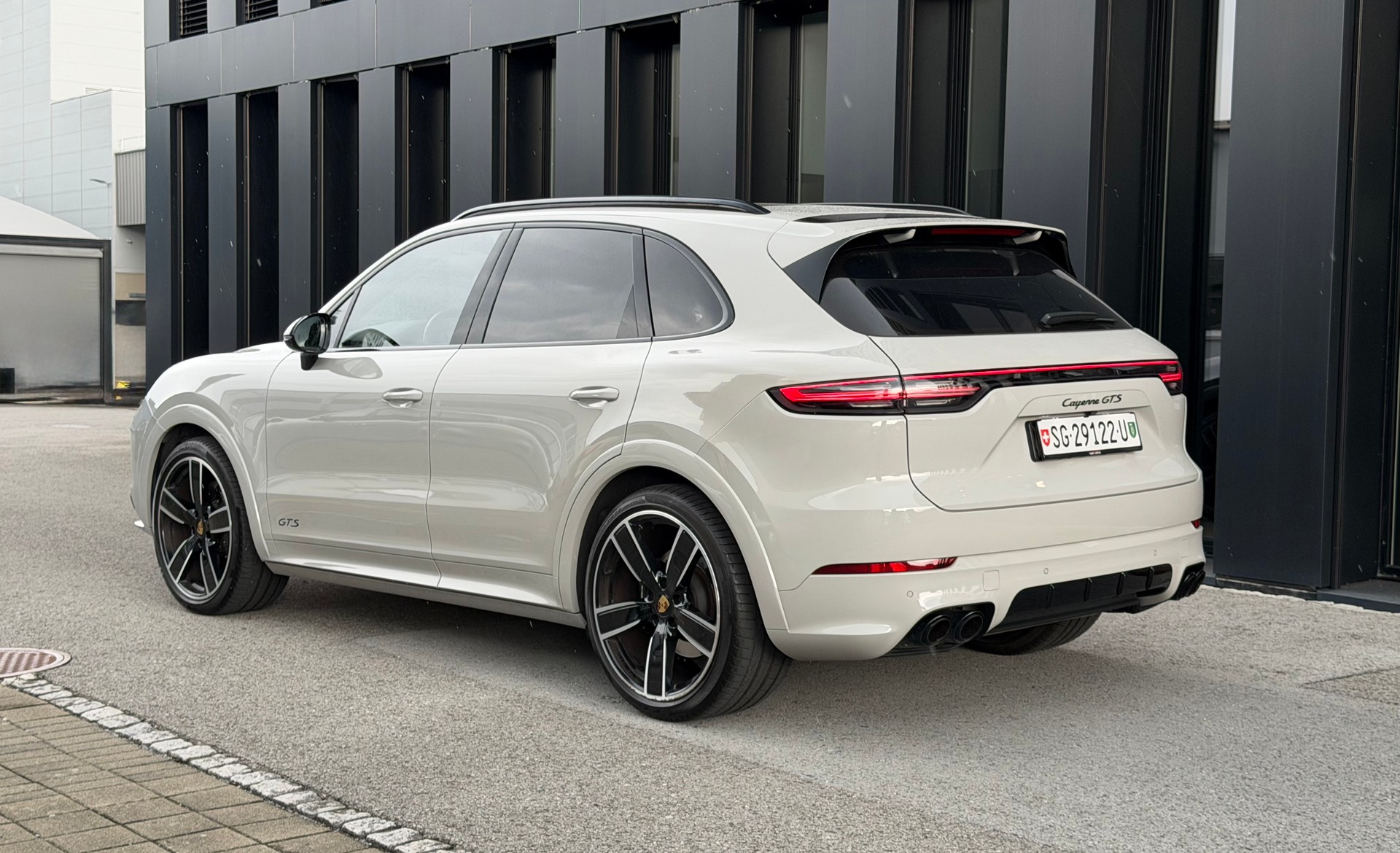 PORSCHE Cayenne GTS / ♦️V8 Motor*seltene Farbe Kreide*Topausstattung♦️-image-1