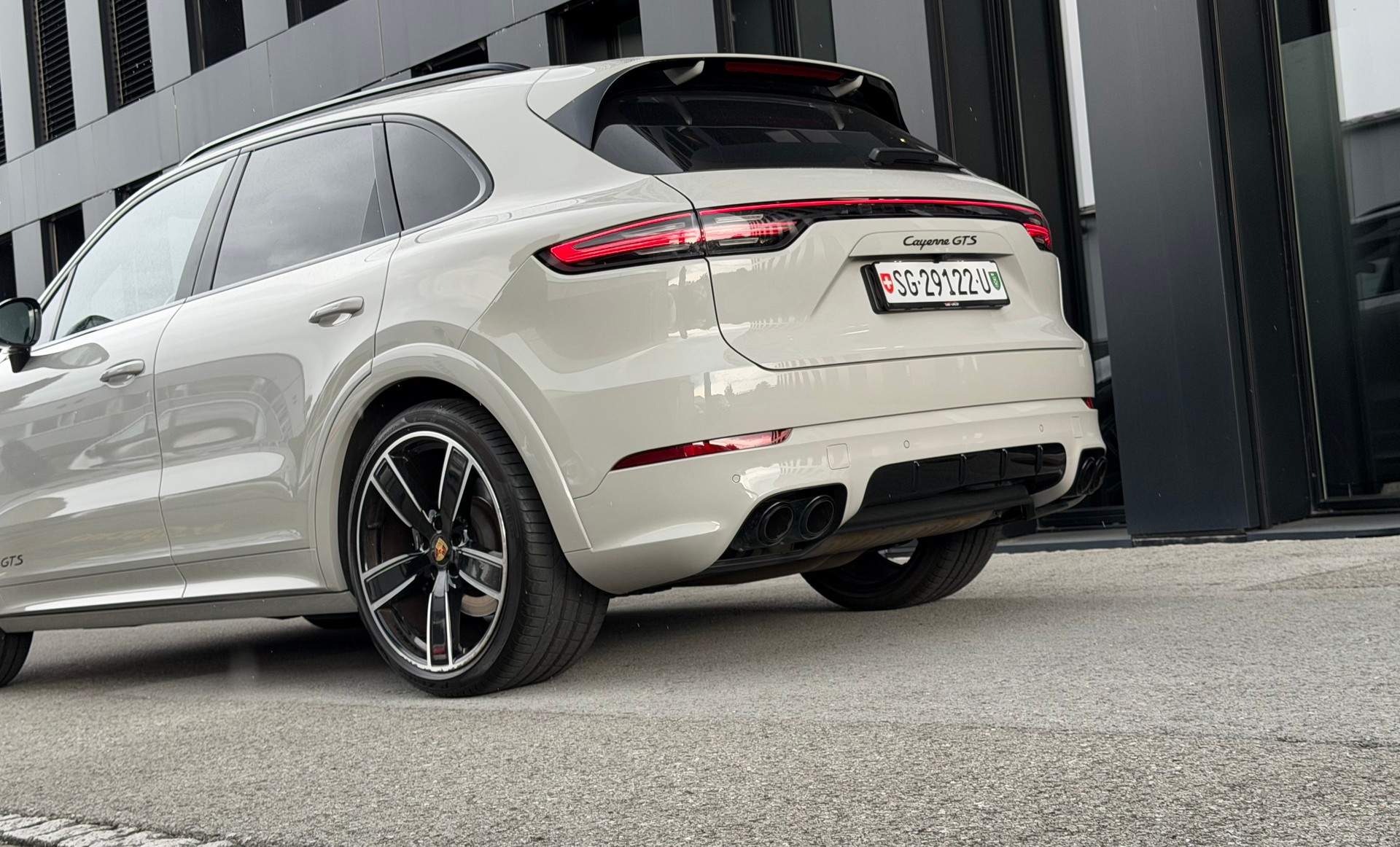 PORSCHE Cayenne GTS / ♦️V8 Motor*seltene Farbe Kreide*Topausstattung♦️-image-3