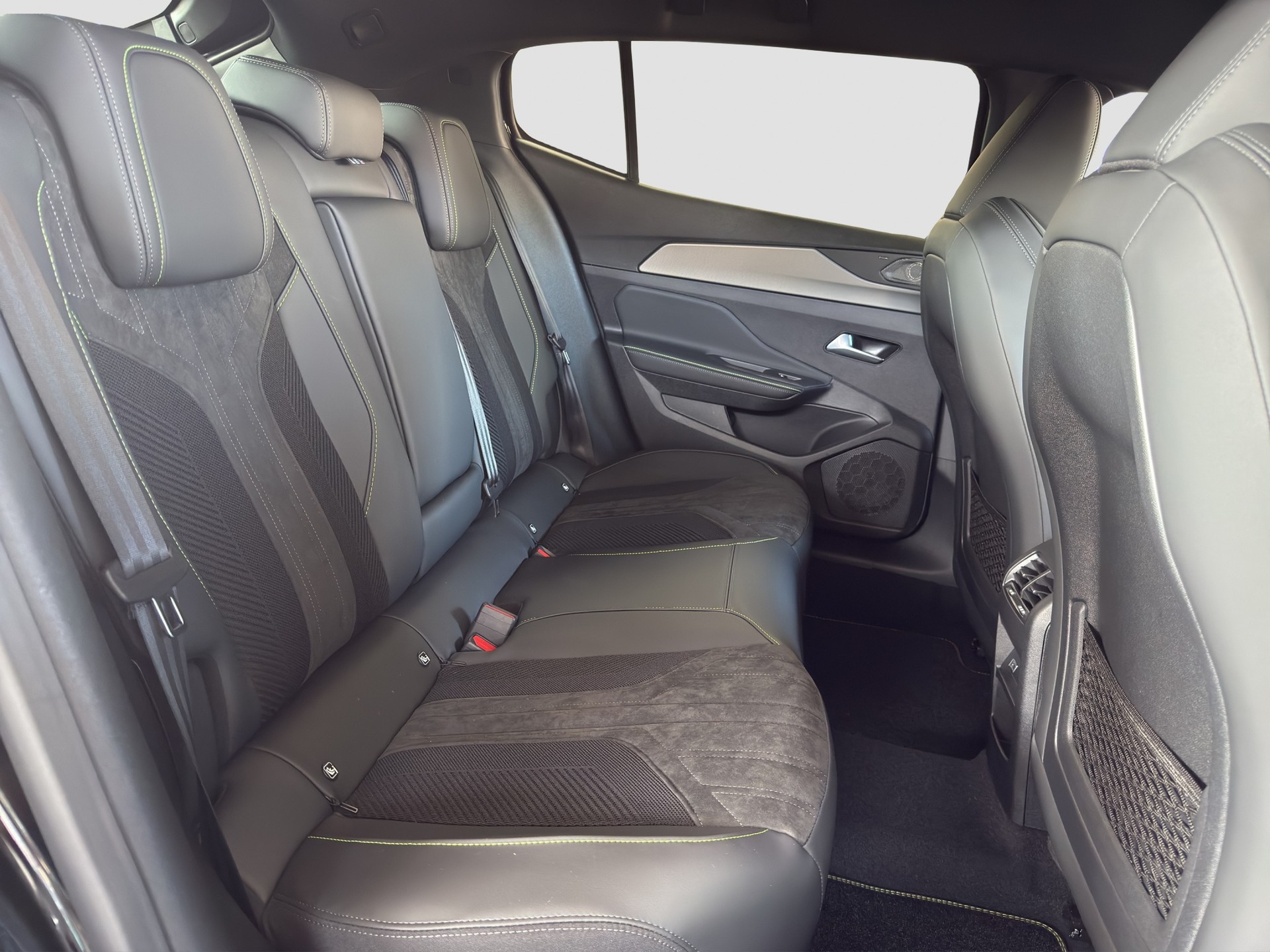 PEUGEOT 408 1.2 Hybrid GT Exclusive-image-11