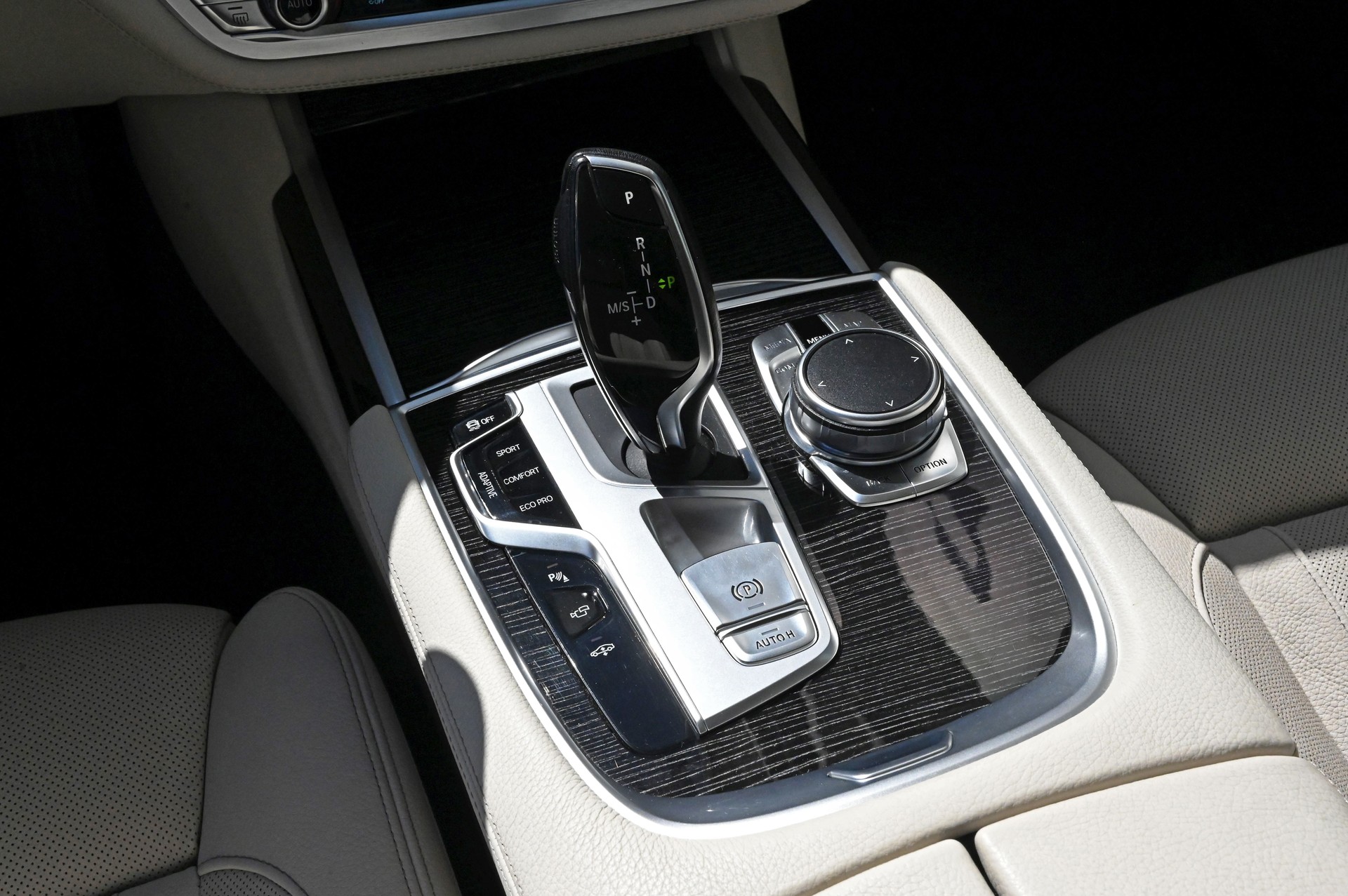 BMW 740d xDrive Steptronic-image-15