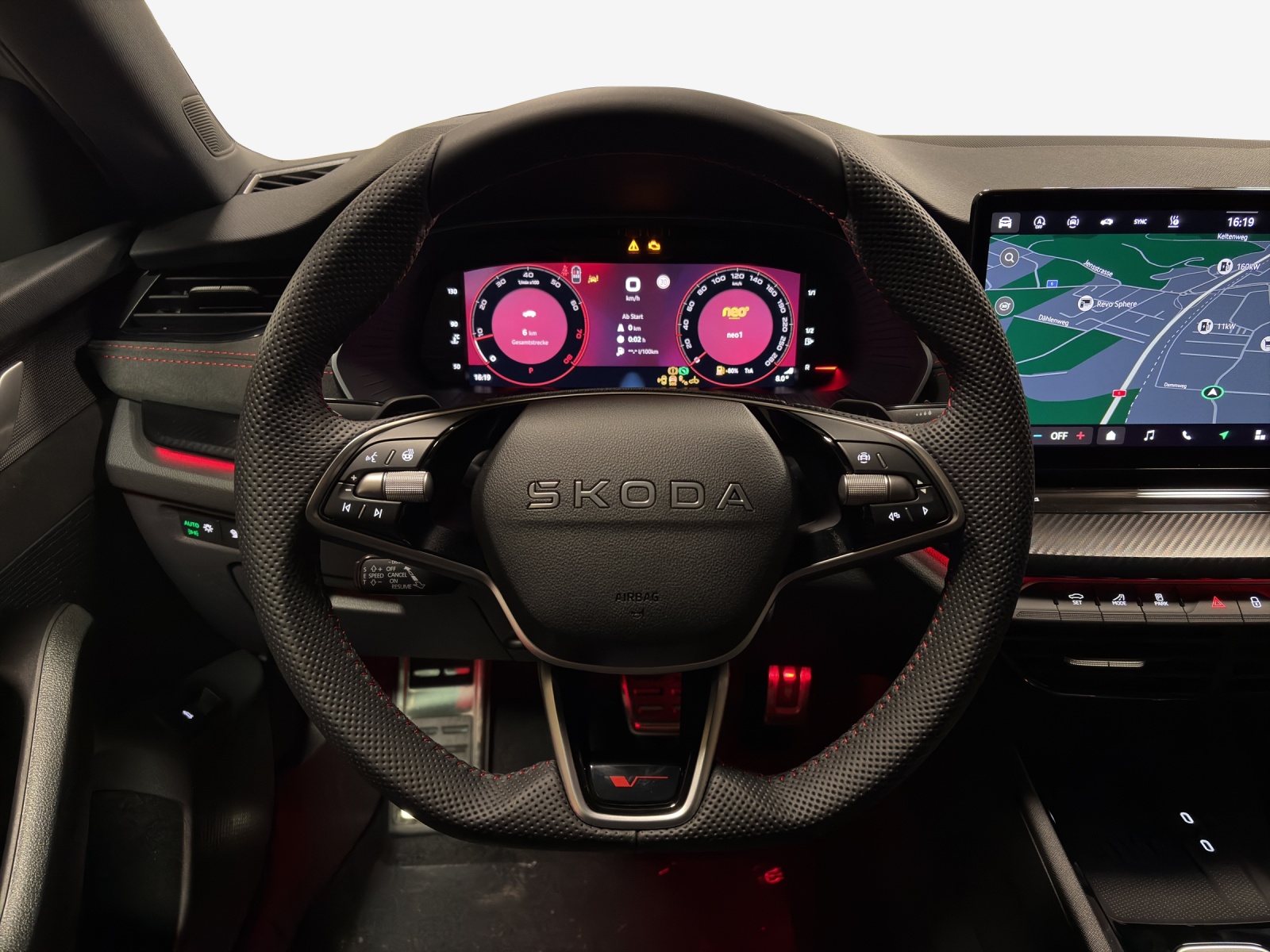 SKODA Octavia Combi 2.0 TSI DSG RS-image-9