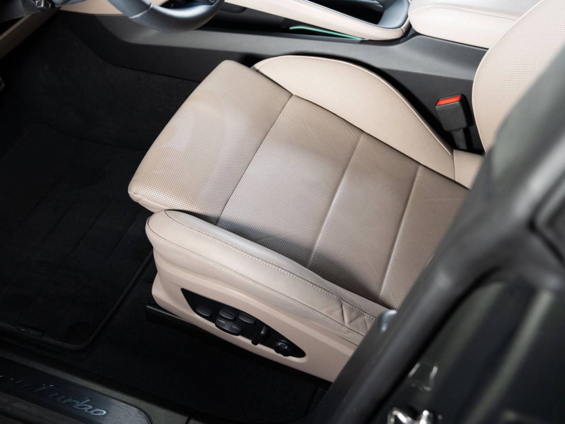 PORSCHE Macan Turbo-image-16