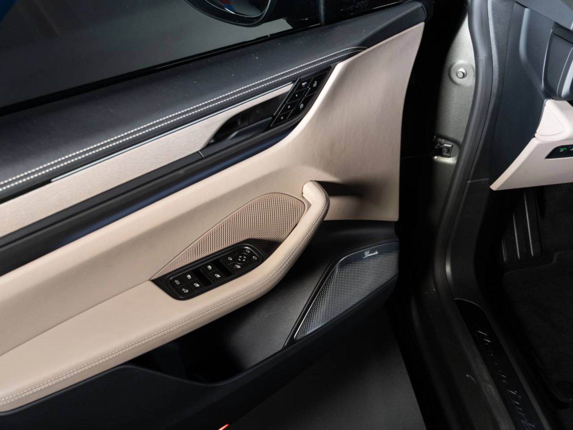 PORSCHE Macan Turbo-image-18
