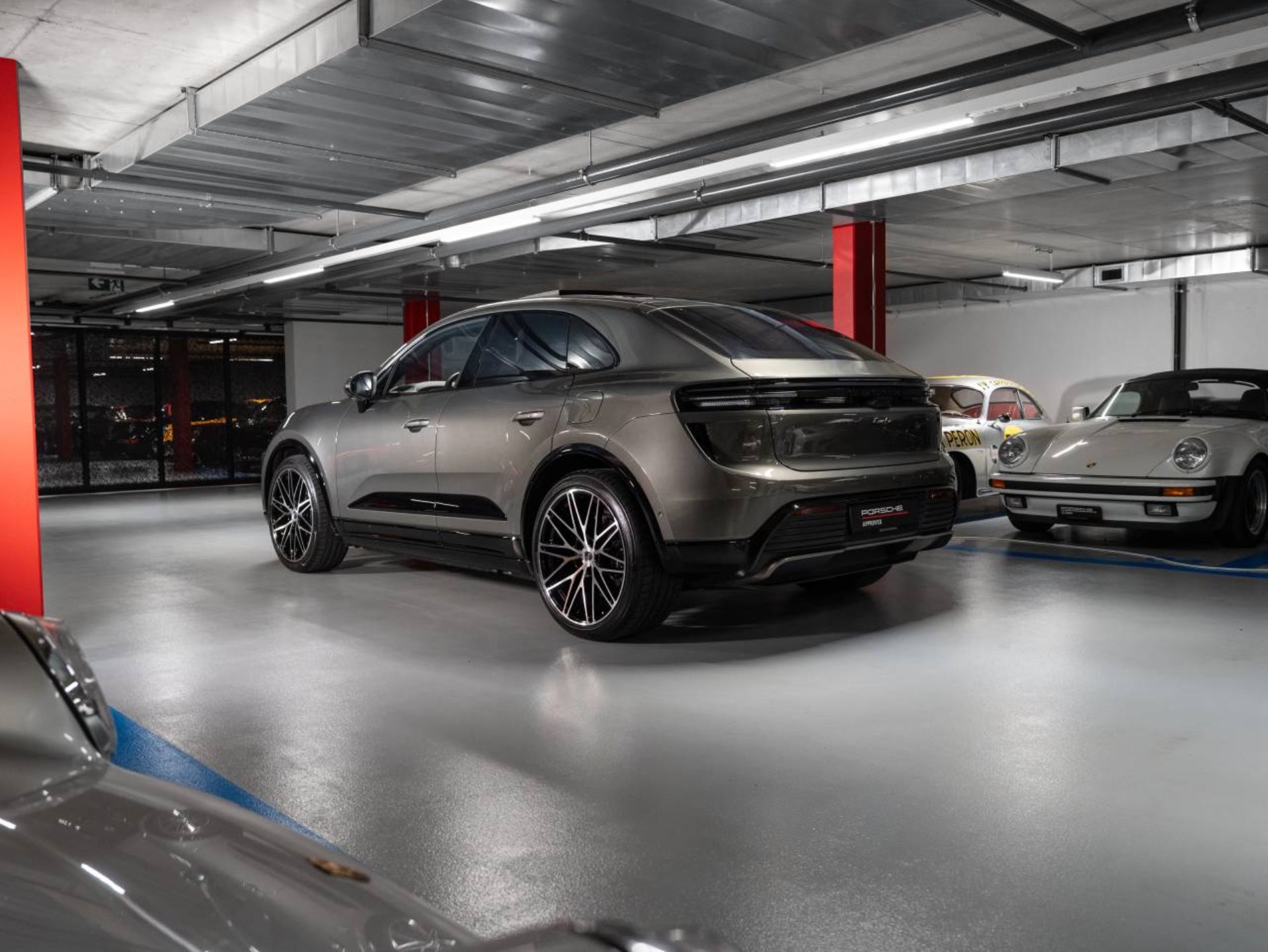 PORSCHE Macan Turbo-showroom-element-1