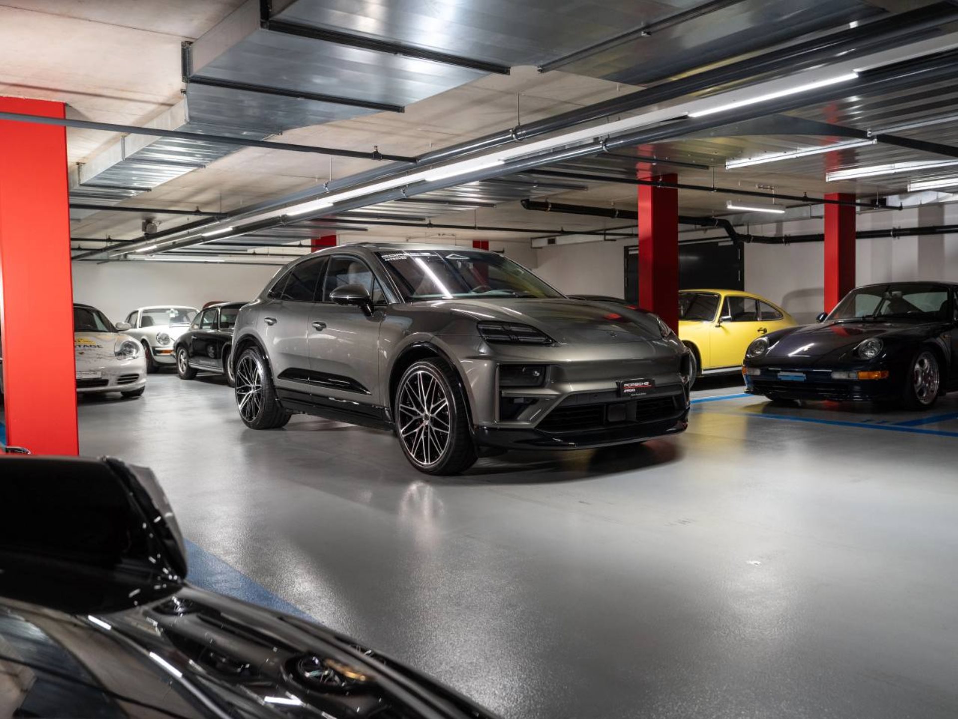 PORSCHE Macan Turbo-showroom-element-2
