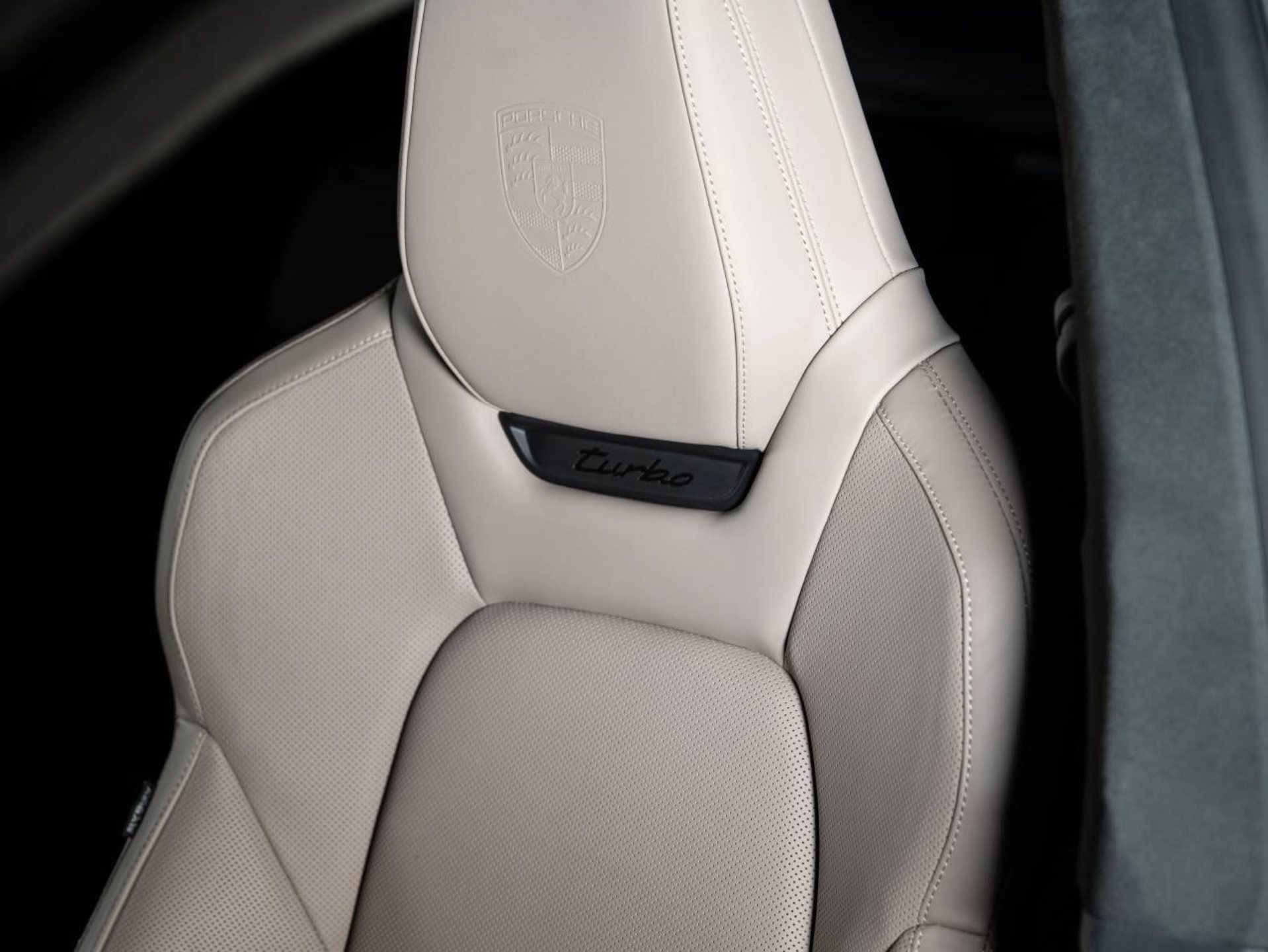 PORSCHE Macan Turbo-image-17