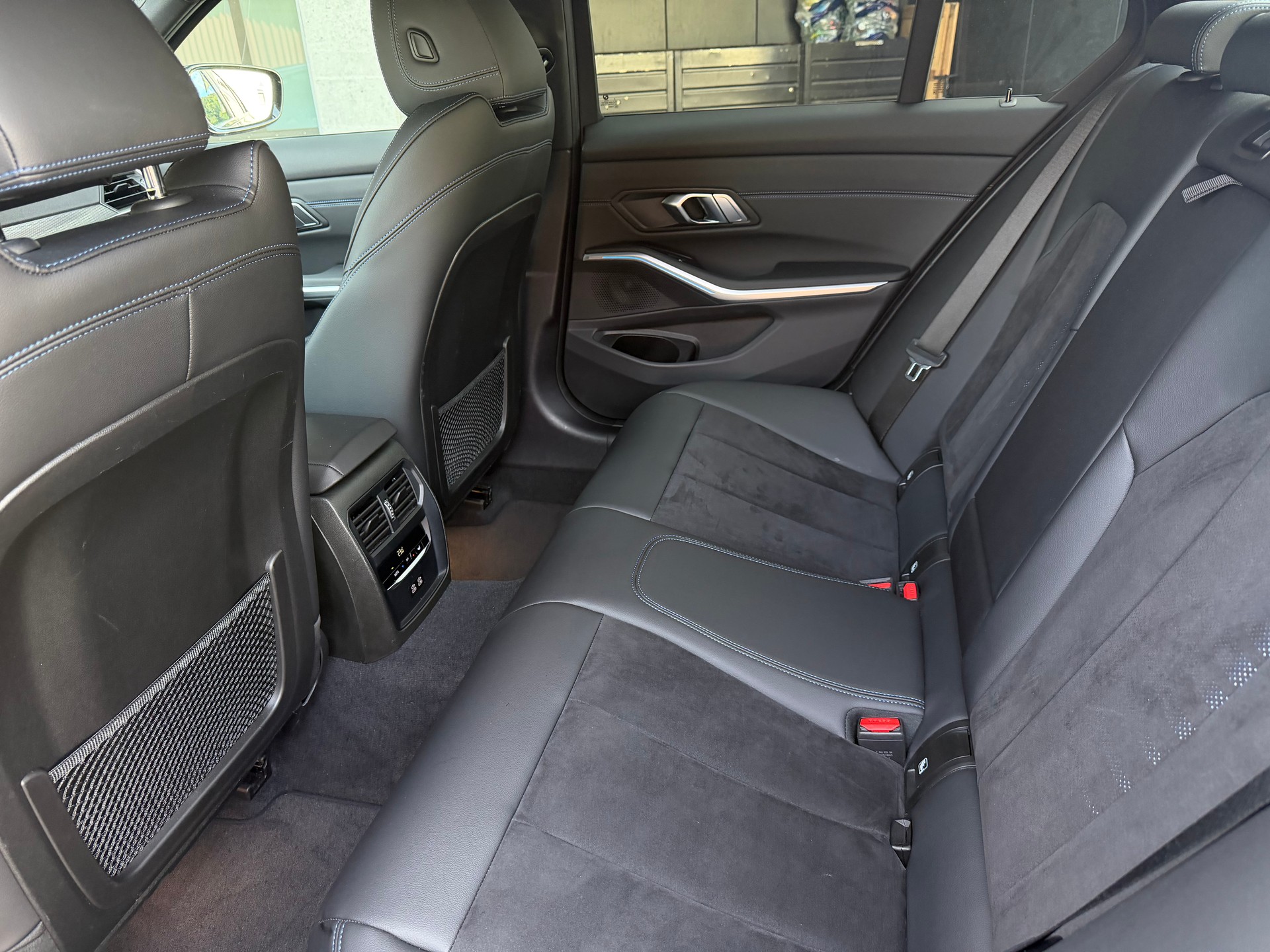 BMW 320d xDrive 48V Steptronic M Sport-image-17