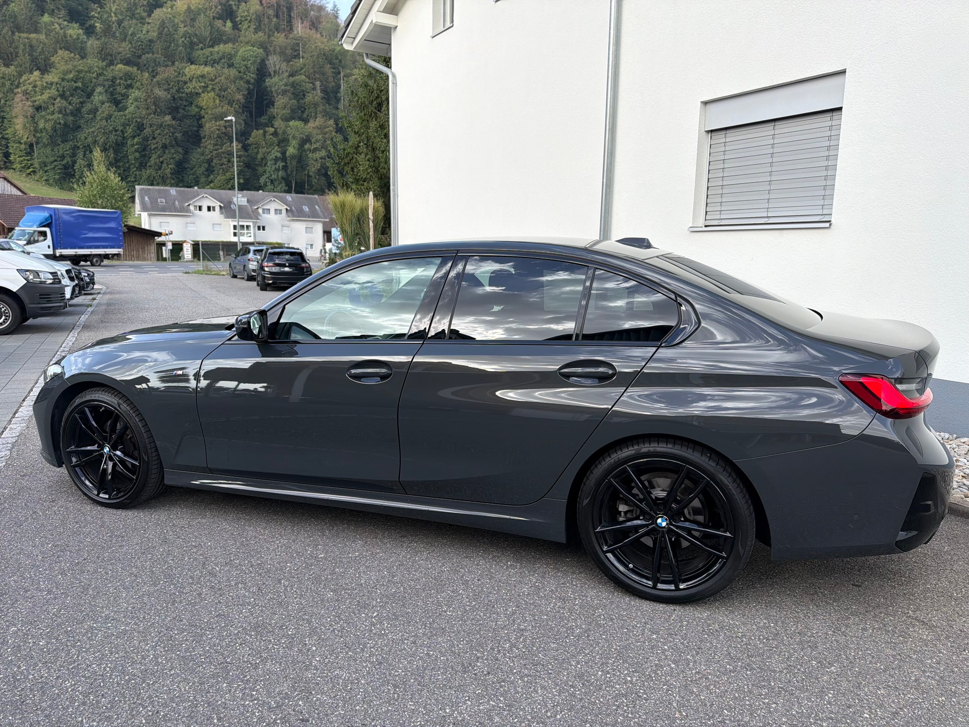 BMW 320d xDrive 48V Steptronic M Sport-image-12