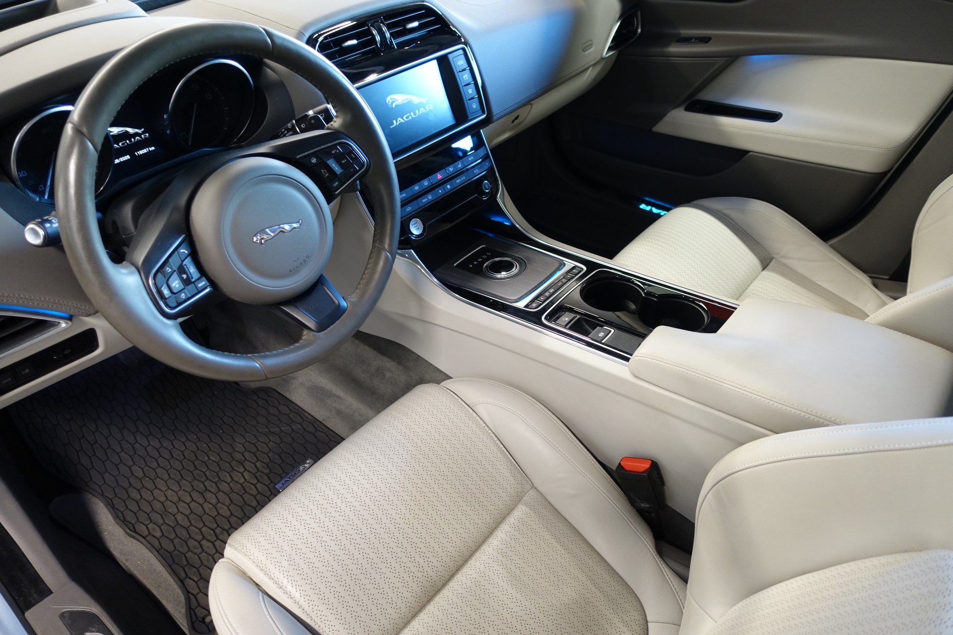 JAGUAR XE 25t 2.0 Portfolio Automatic-image-8
